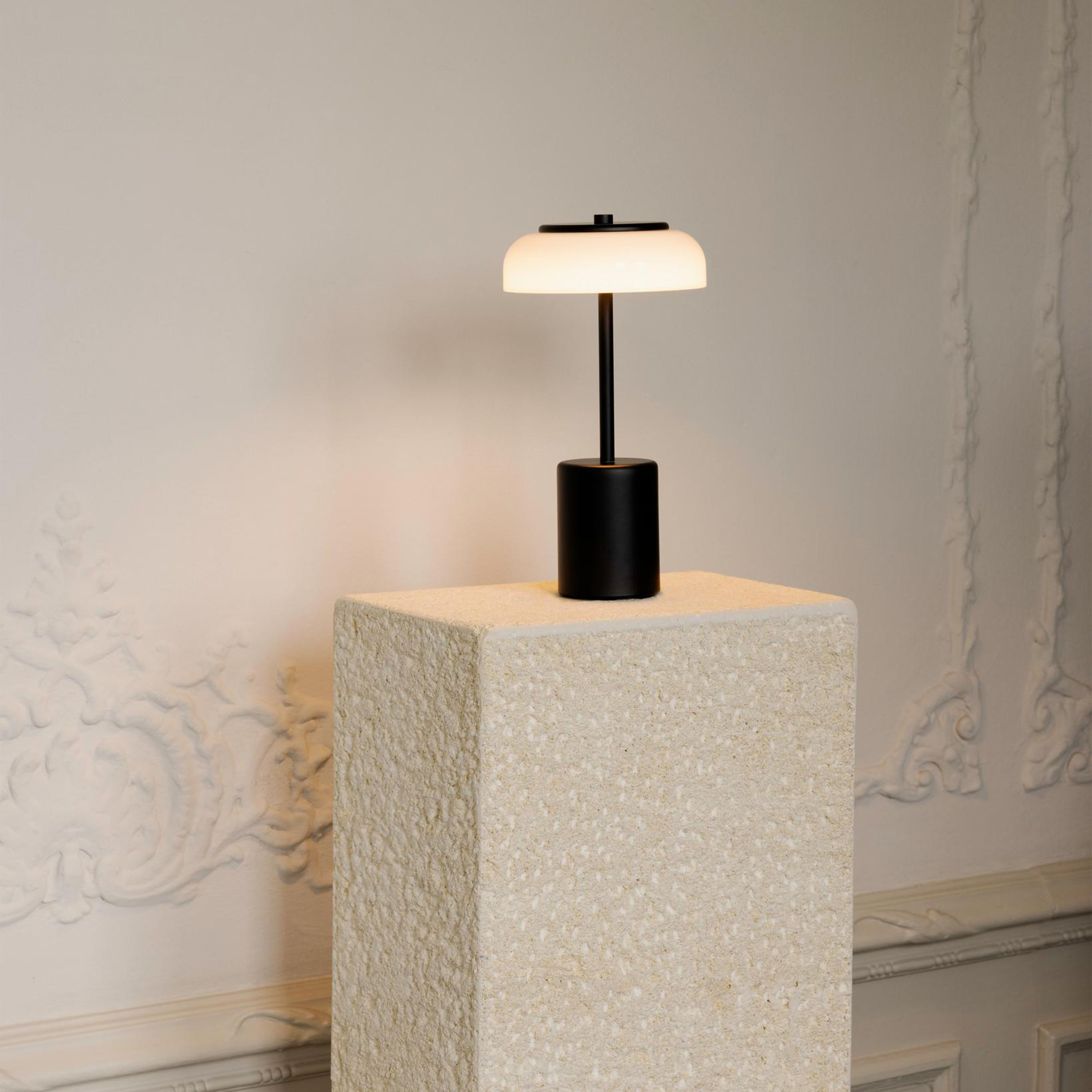 Nuura Blossi Portabel Bordslampa Black/Opal Mini