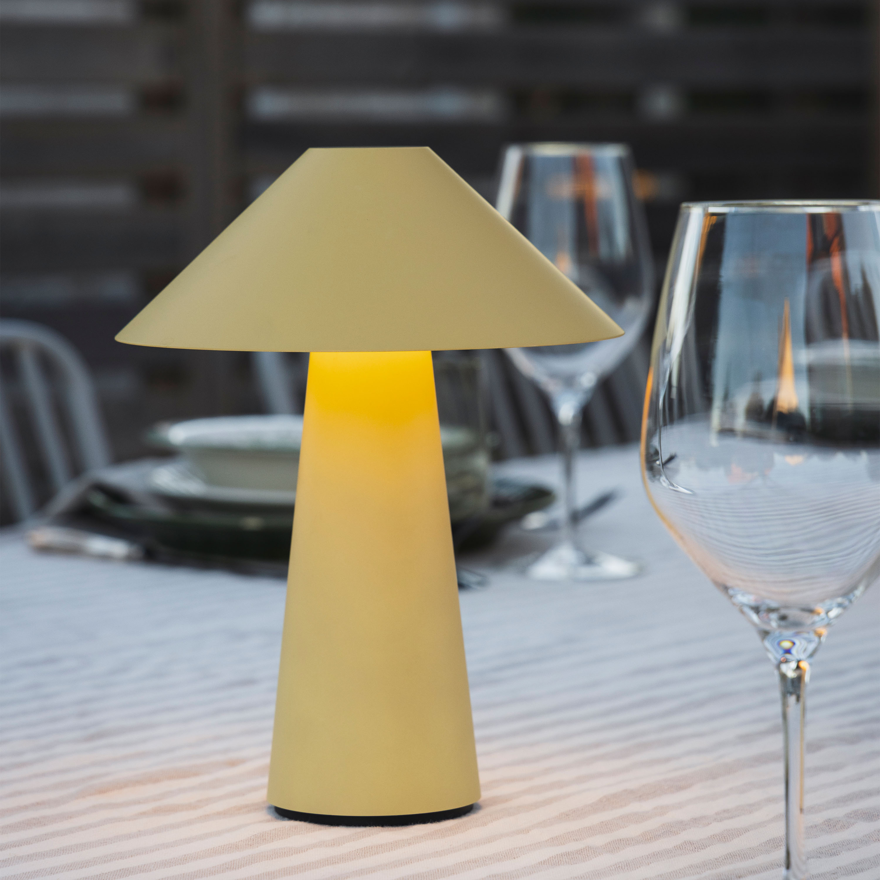 Globen Lighting Cannes Tragbare Tischlampe Hafergelb