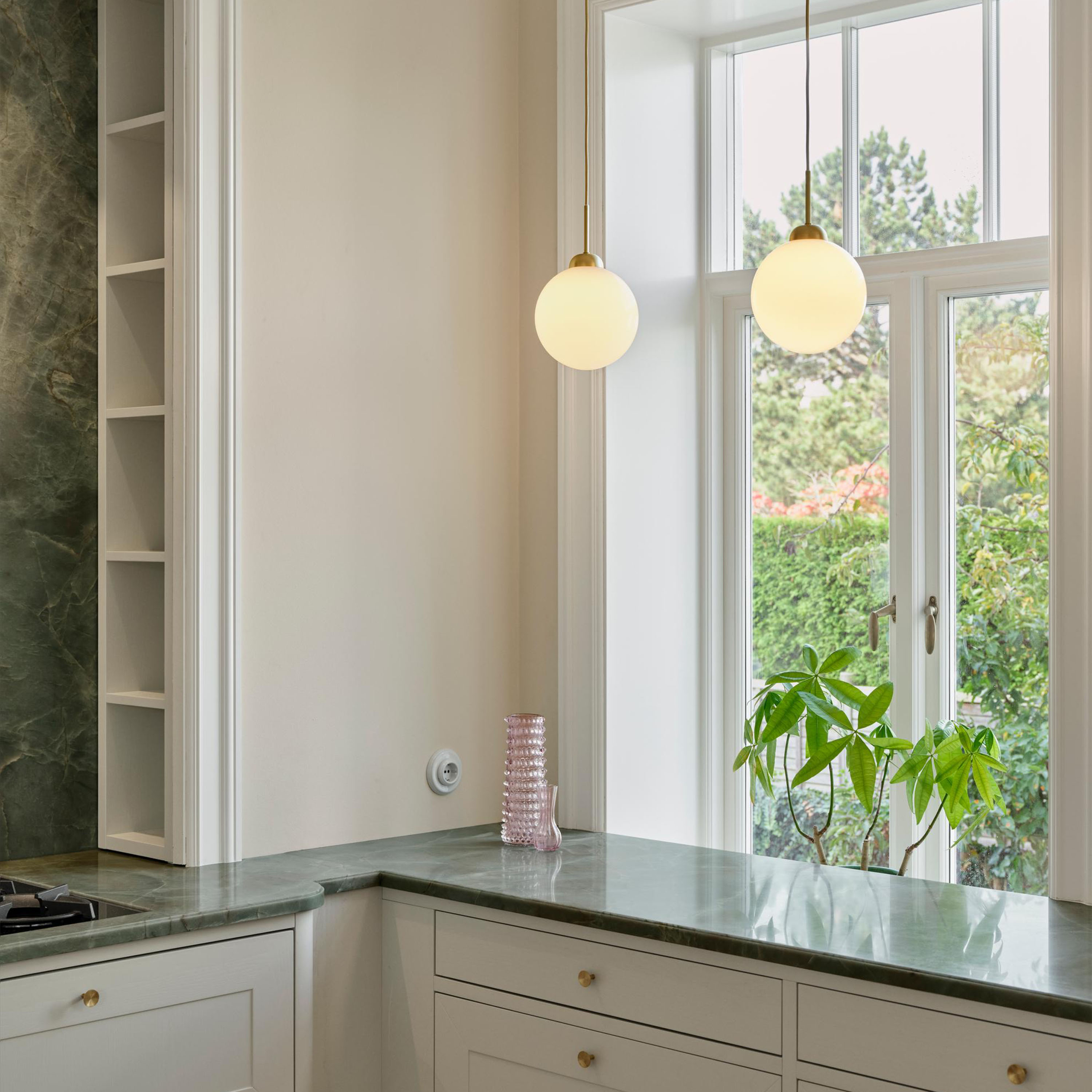 Nuura Apiales 1 Taklampa Brushed Brass/Opal Large