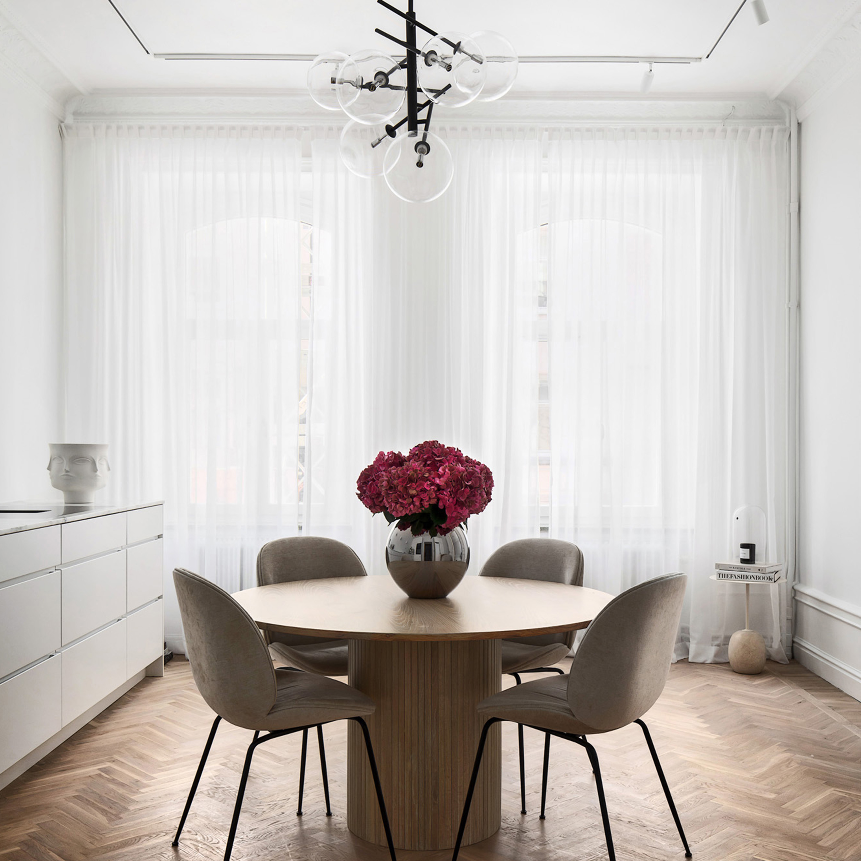 Sleepo Collection Adele Matbord Vitpigmenterad Ek Ø115