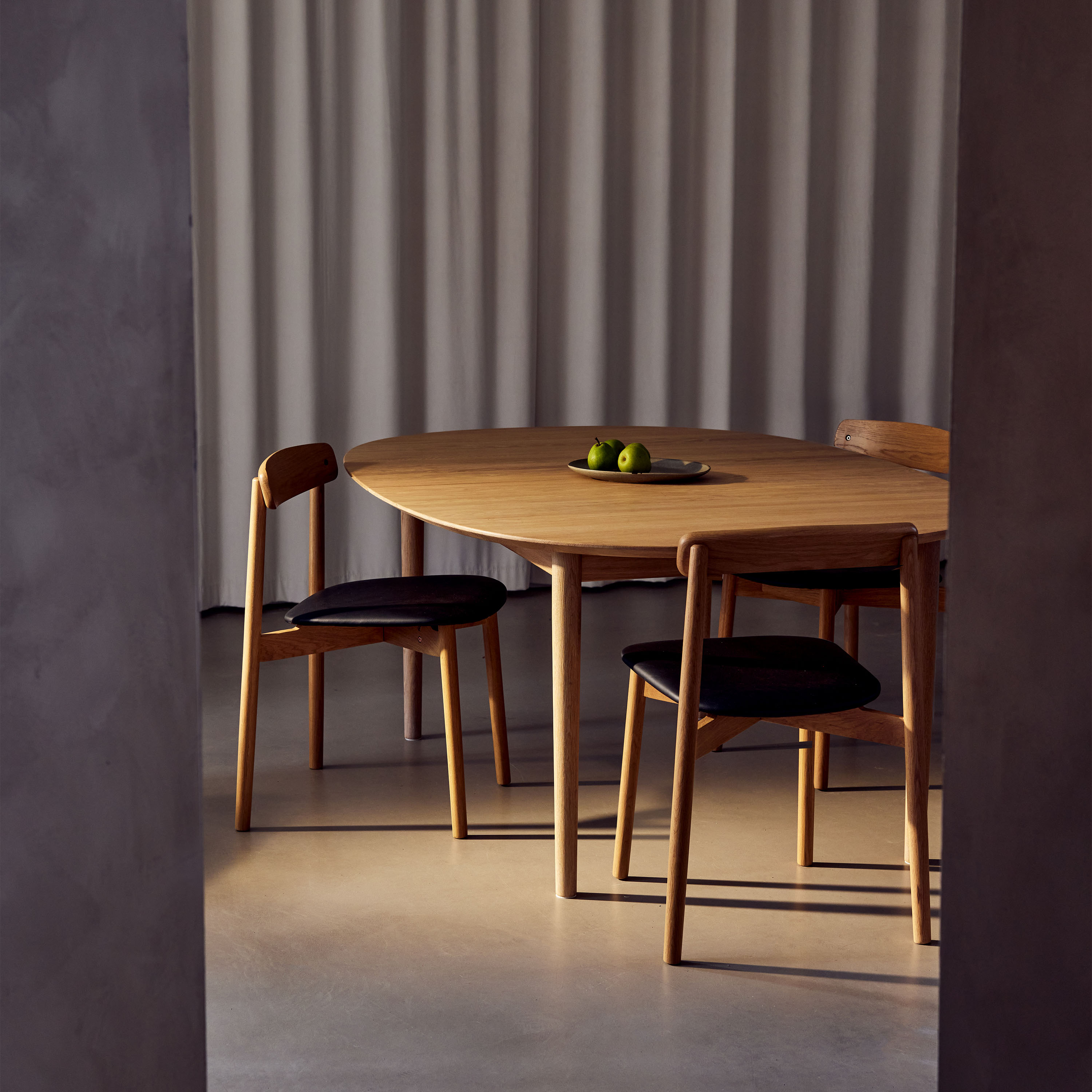 Andersen Furniture Unite Matstol Ek/Svart Läder