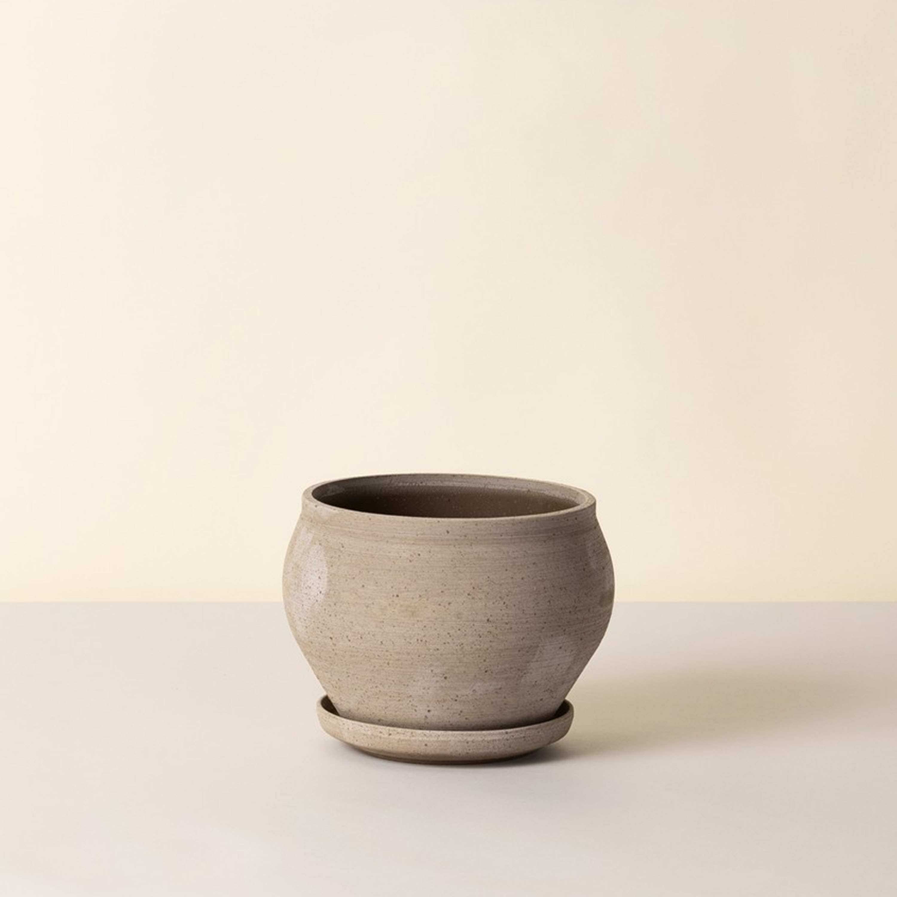 Bergs Potter Delphi Ruukku aluslautasella Raw Grey Low Ø24