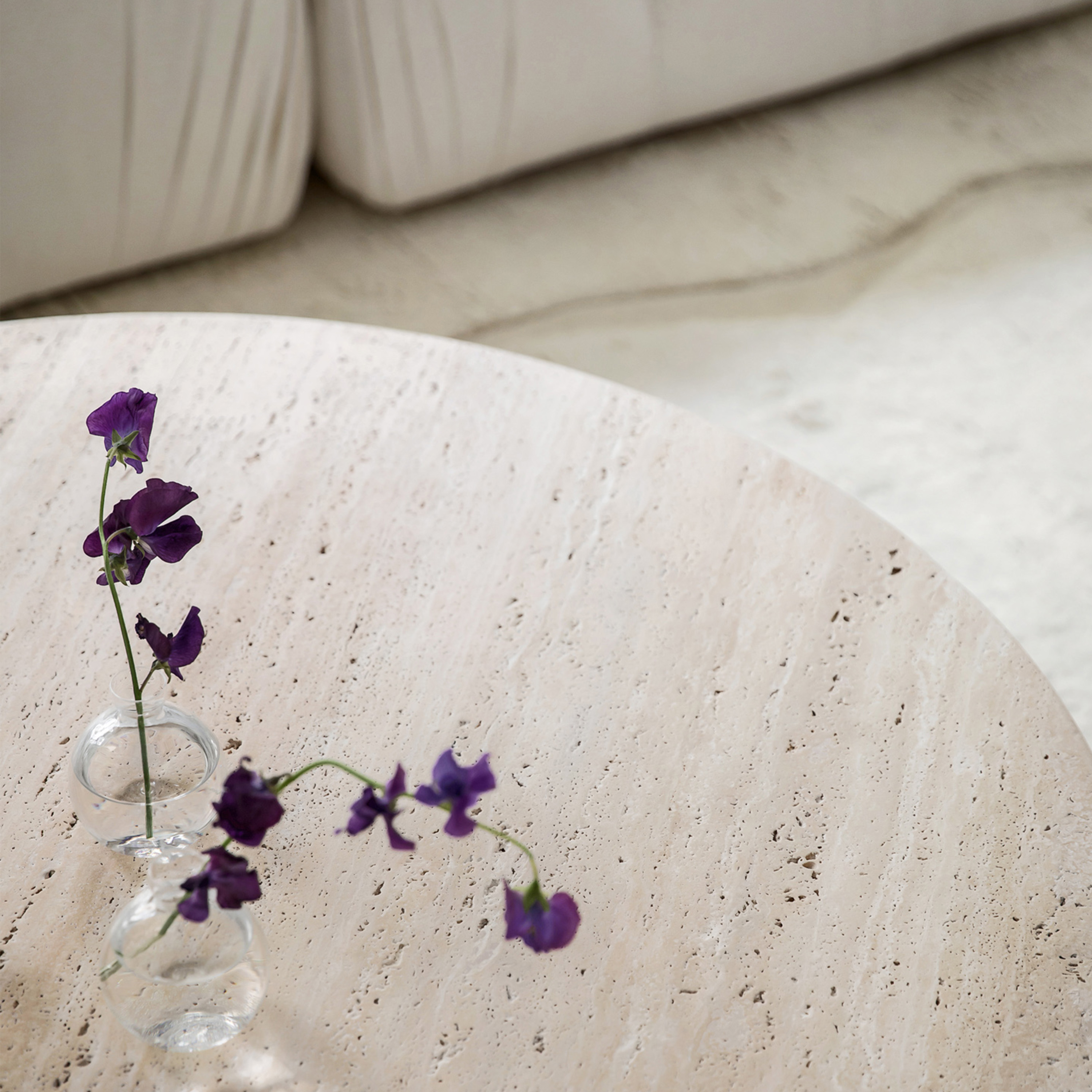 Sleepo Collection Nicola Soffbord Travertin Ø110