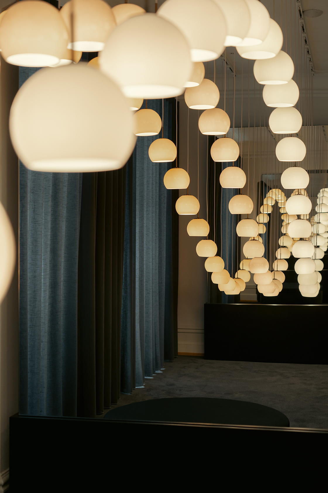 Frandsen Ball Lasinen Kattovalaisin Opal White Ø25