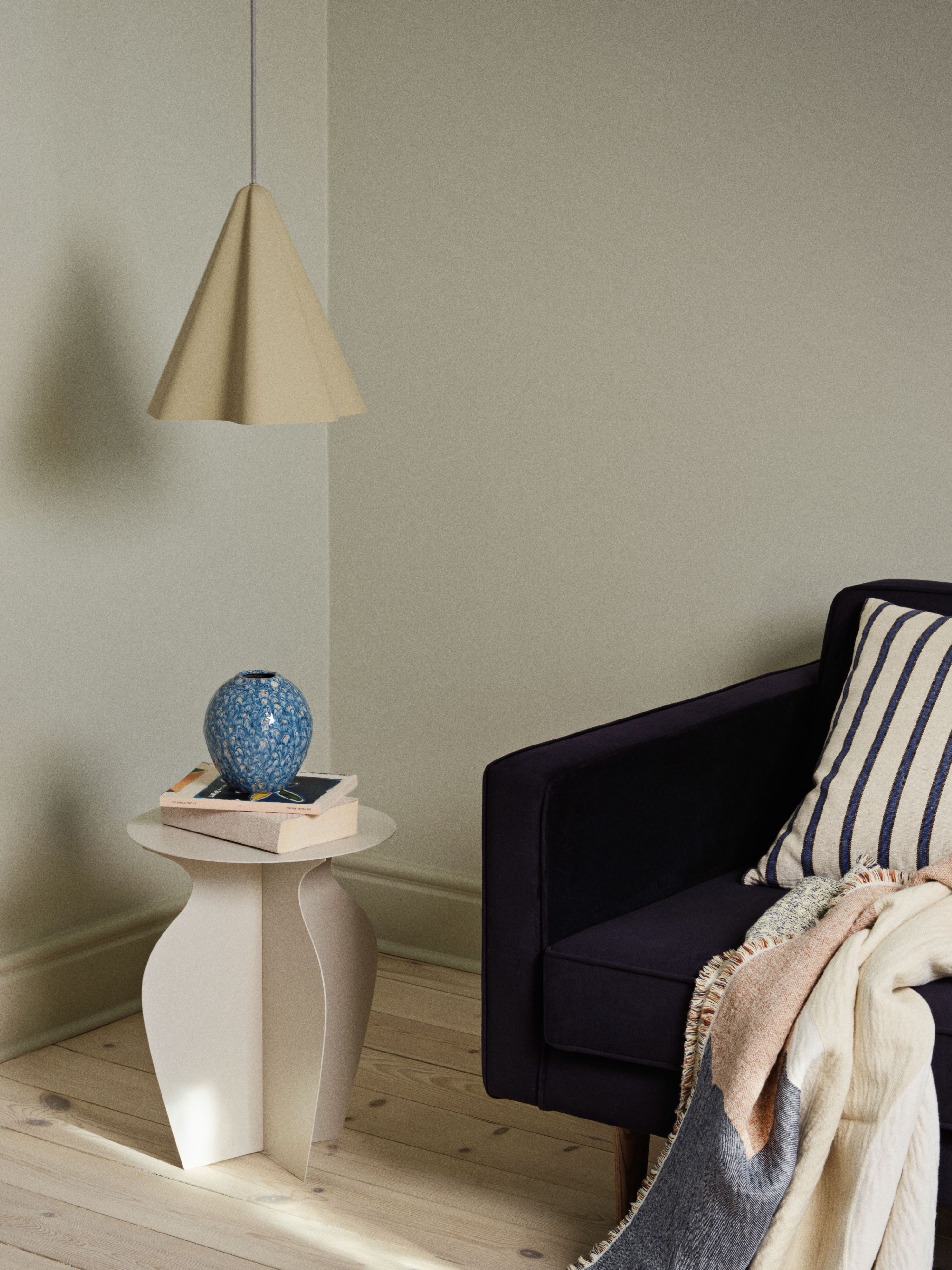 Broste Copenhagen Skirt Deckenleuchte Light Sand Ø44