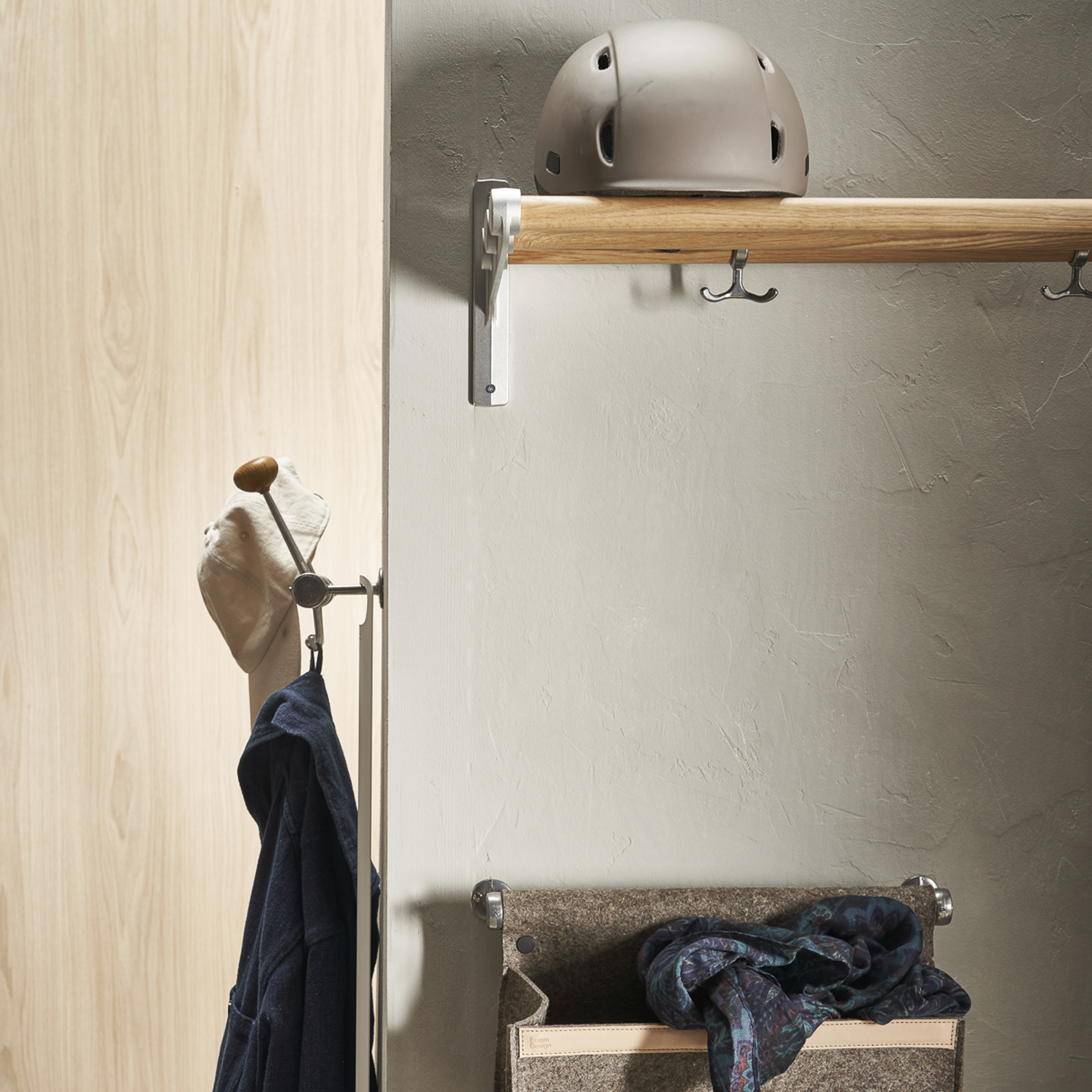 Essem Design Gustav Hattkroklist Eik/Aluminium 40 cm