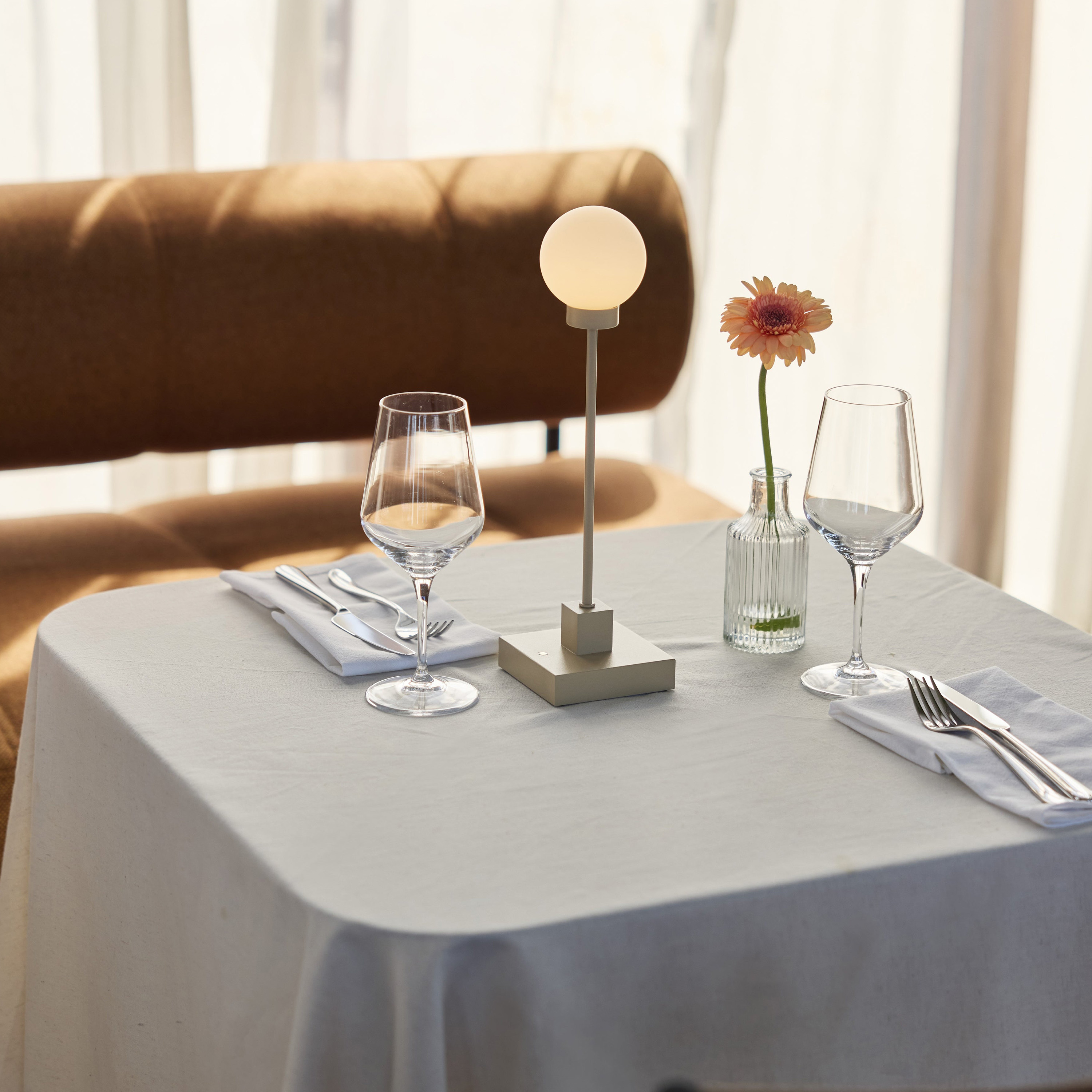 Northern Snowball Tischlampe Tragbar Greige