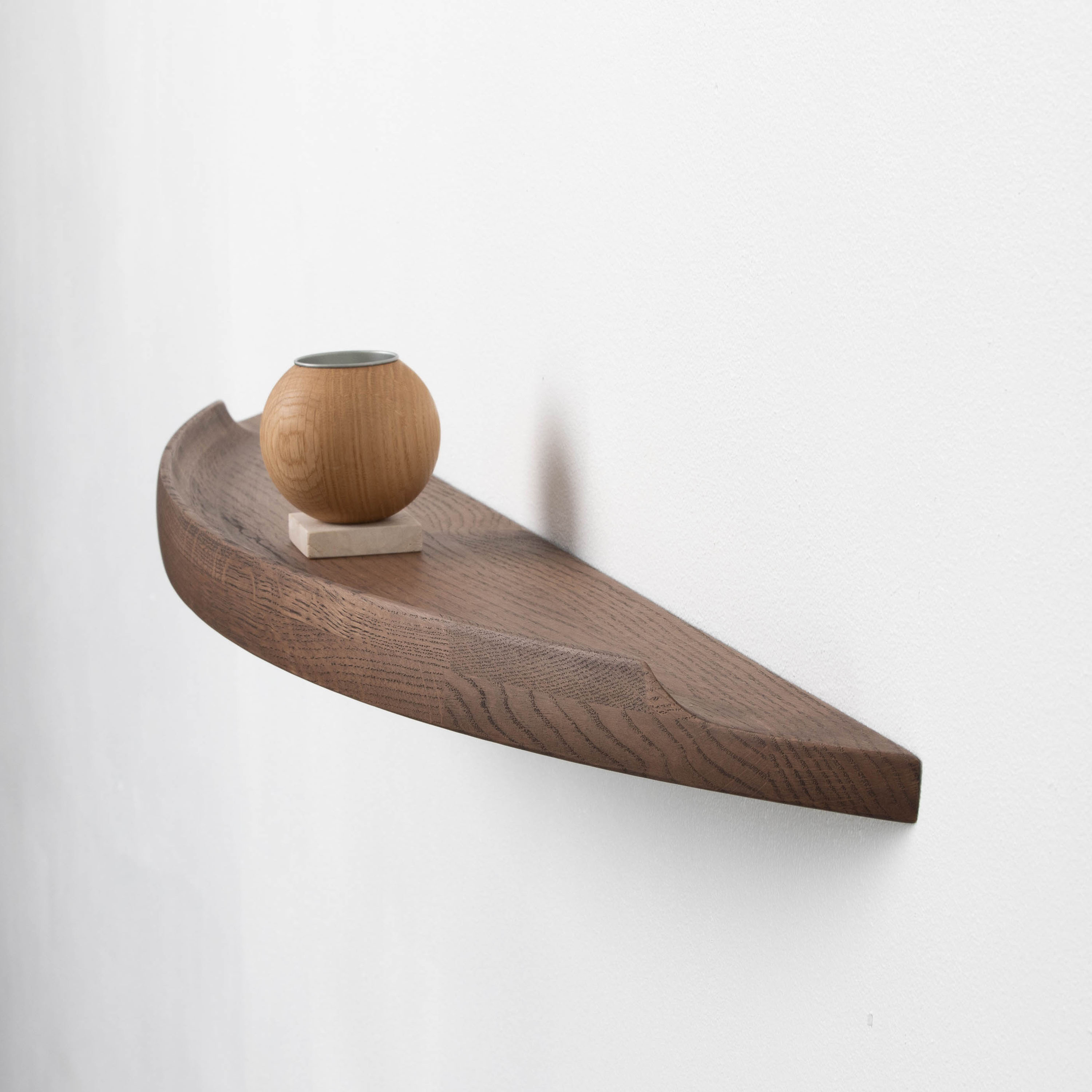 Aakjaer Furniture Arcus Vegghylle Røykoljet Eik Medium