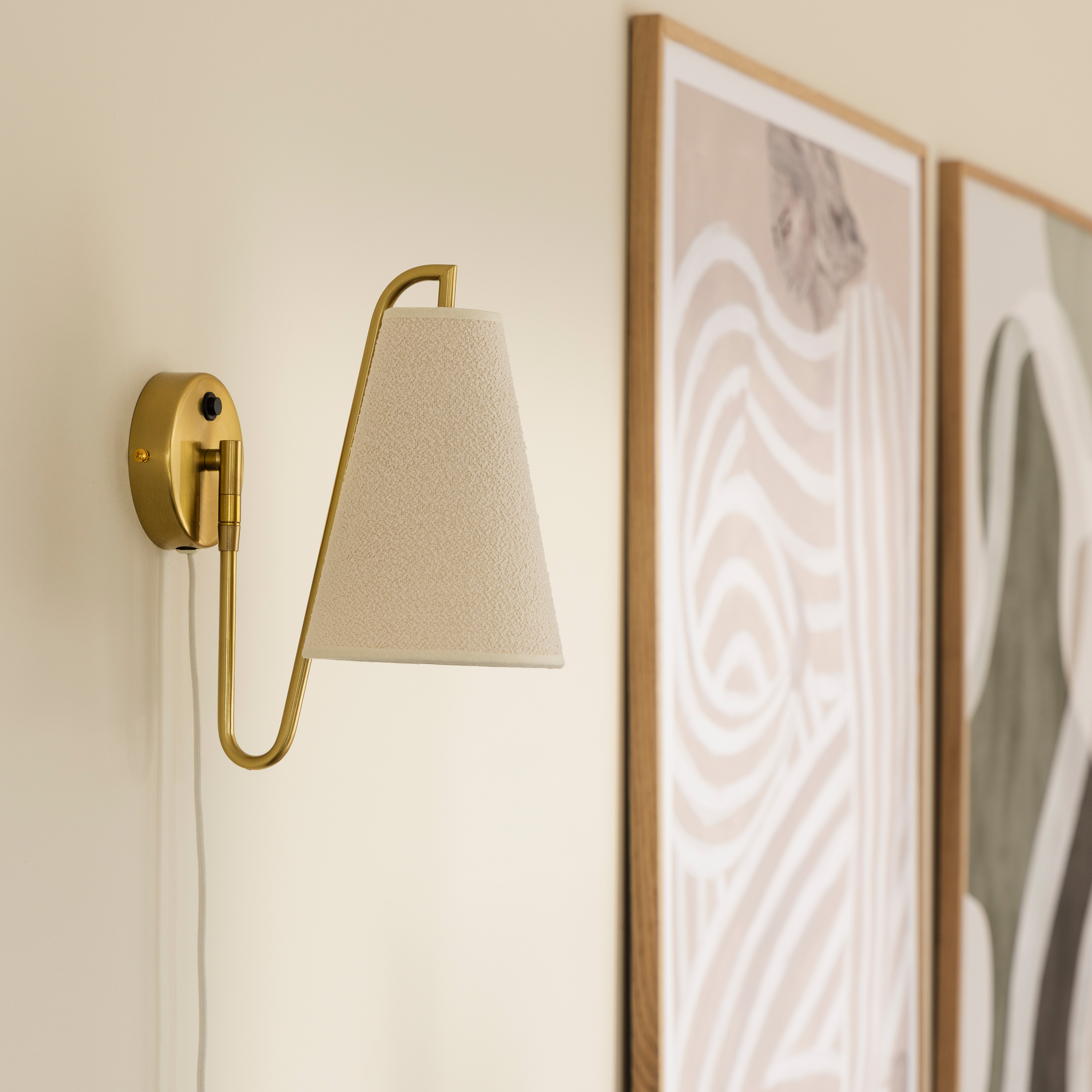 Globen Lighting Lou Vägglampa Bouclé White/Brushed Brass