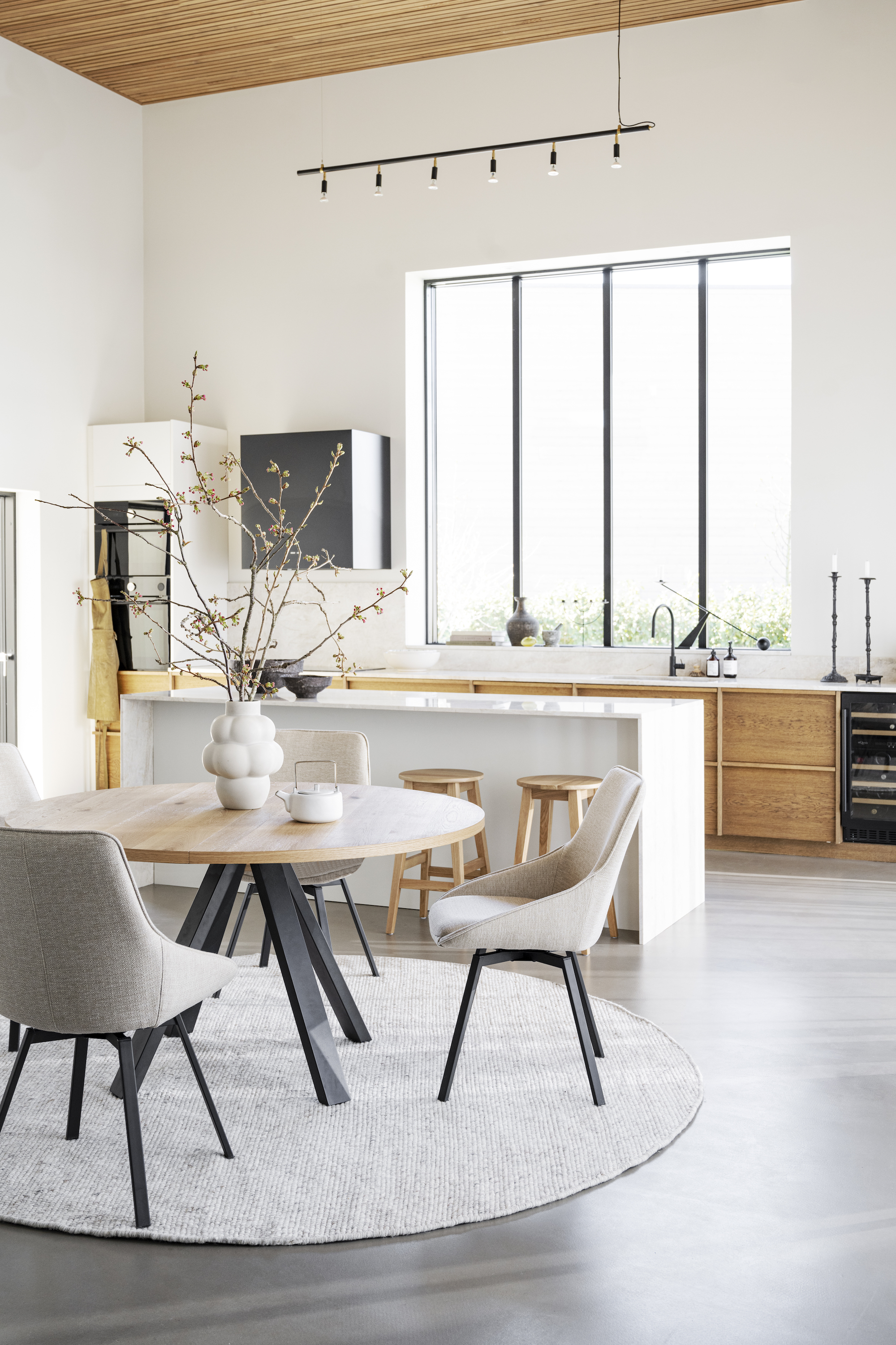 Rowico Home Maddock Esstisch Eiche/Schwarz Ø135