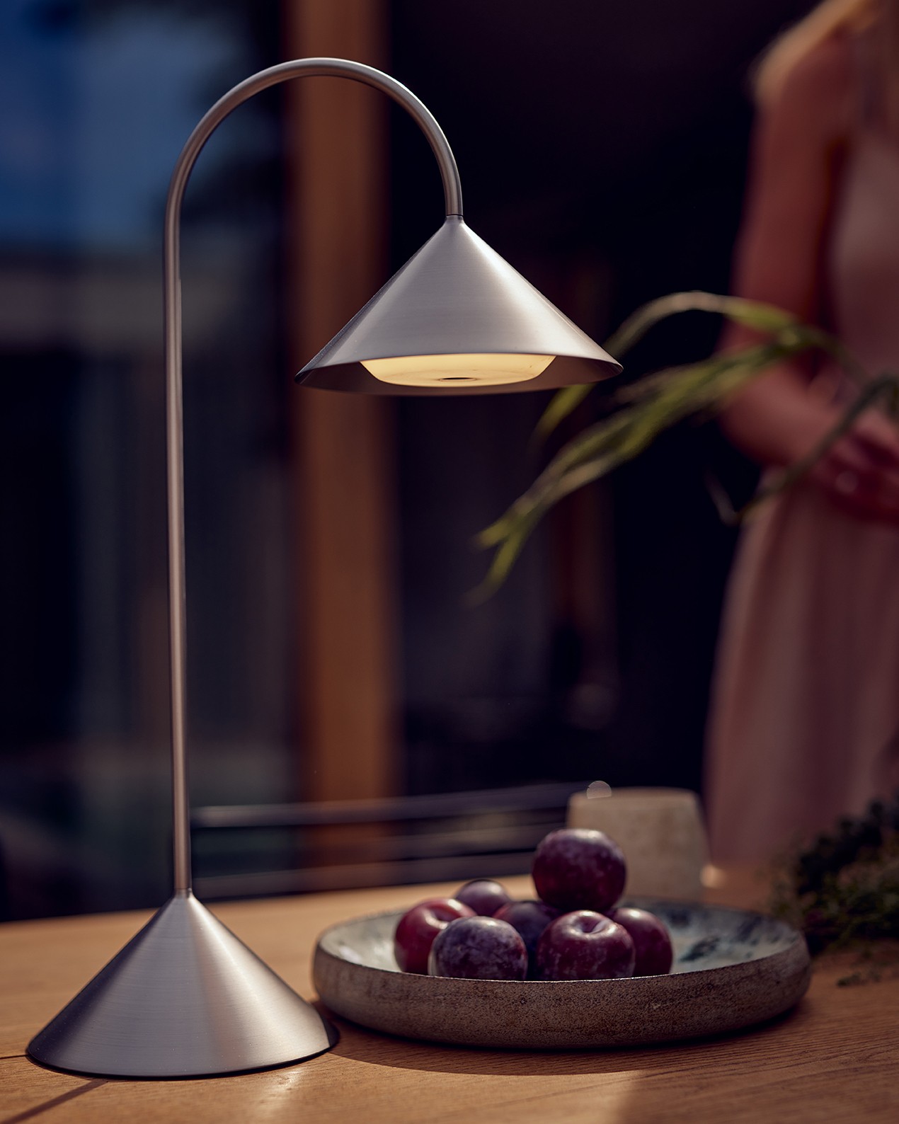 Frandsen Grasp bærbar bordlampe i børstet aluminium 47 cm