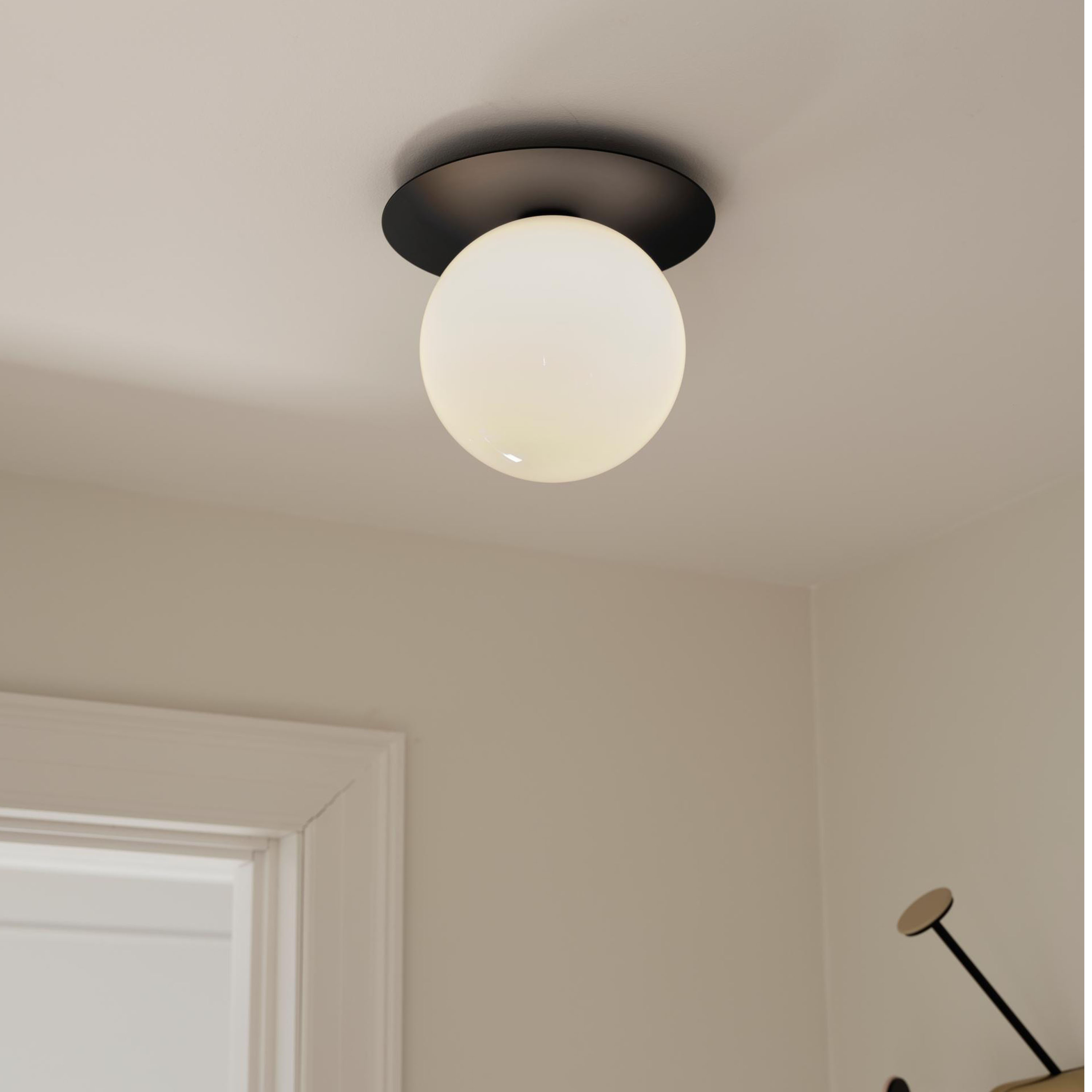 Nuura Liila 1 Vägg-/taklampa Black/Opal Large