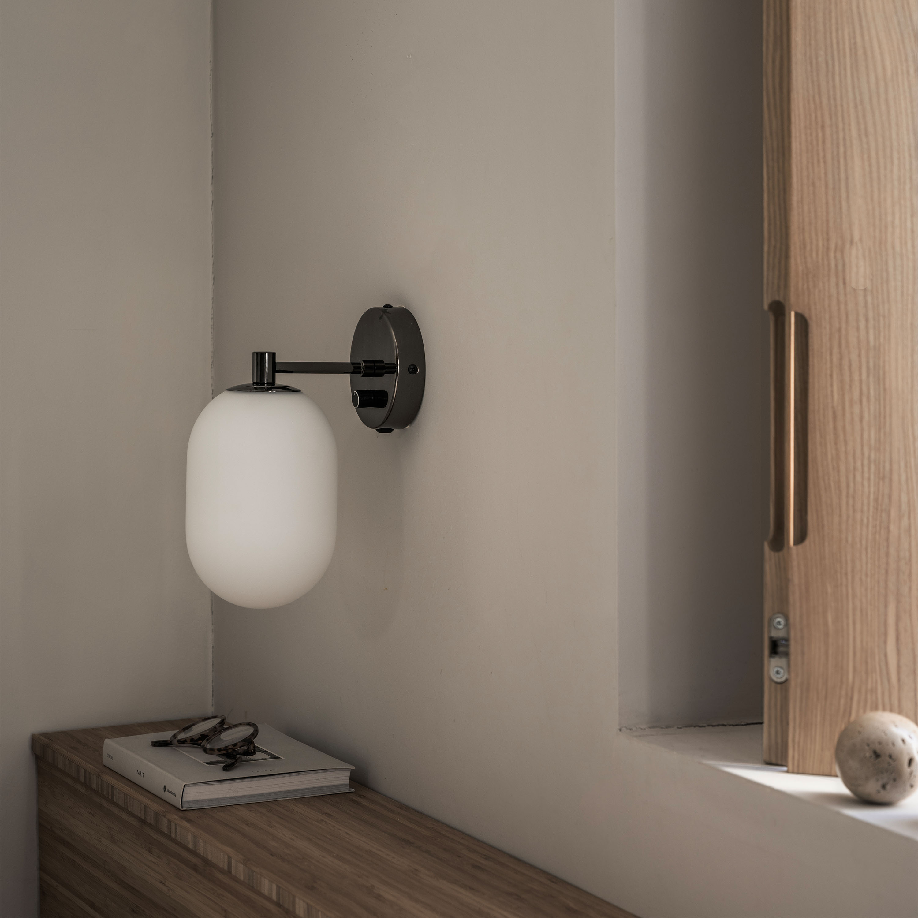 Watt &amp; Veke Noor Vägglampa Opal/Black 24cm