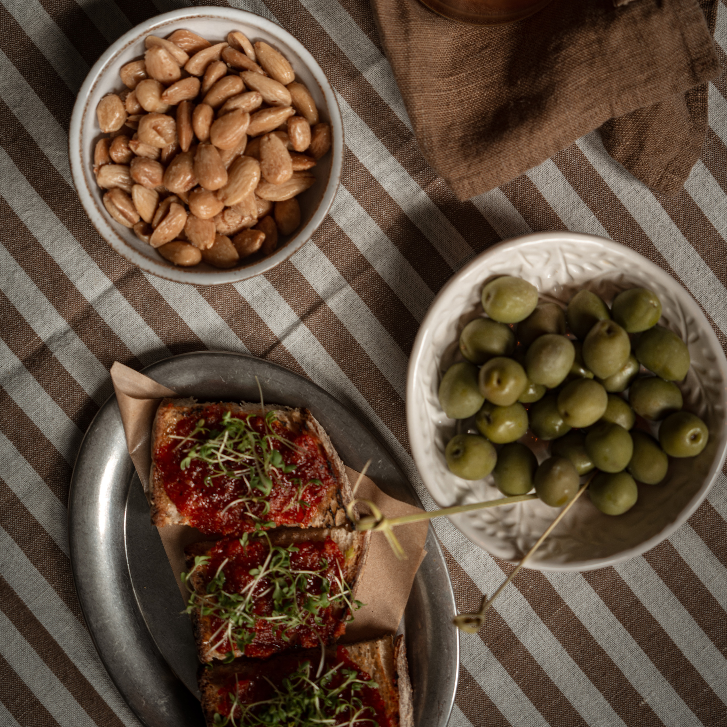 Lovely Linen Misty Pöytäliina Pellava Edge Almond 145x250