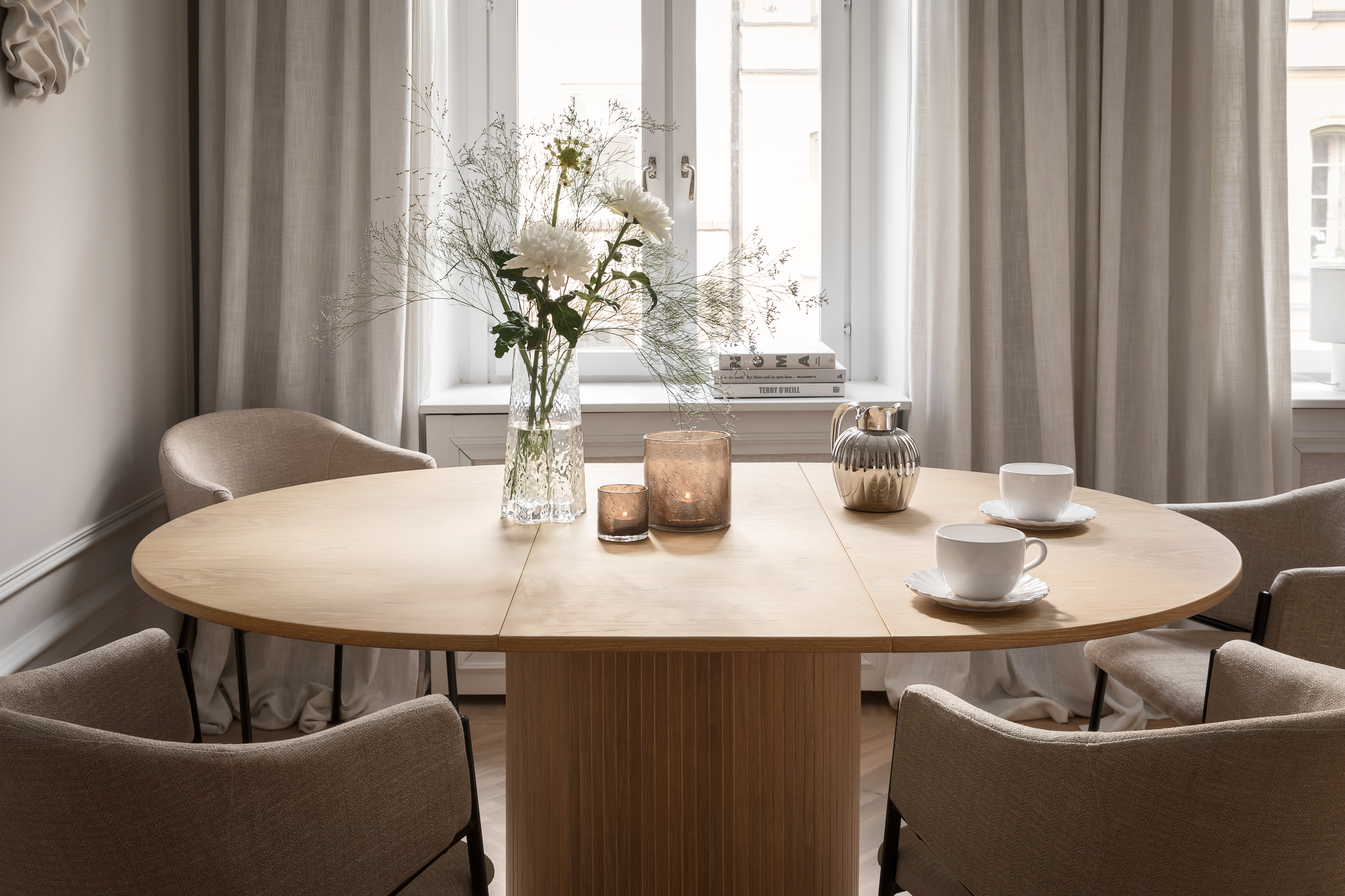 Sleepo Collection Adele Matbord Vitpigmenterad Ek Ø130+50