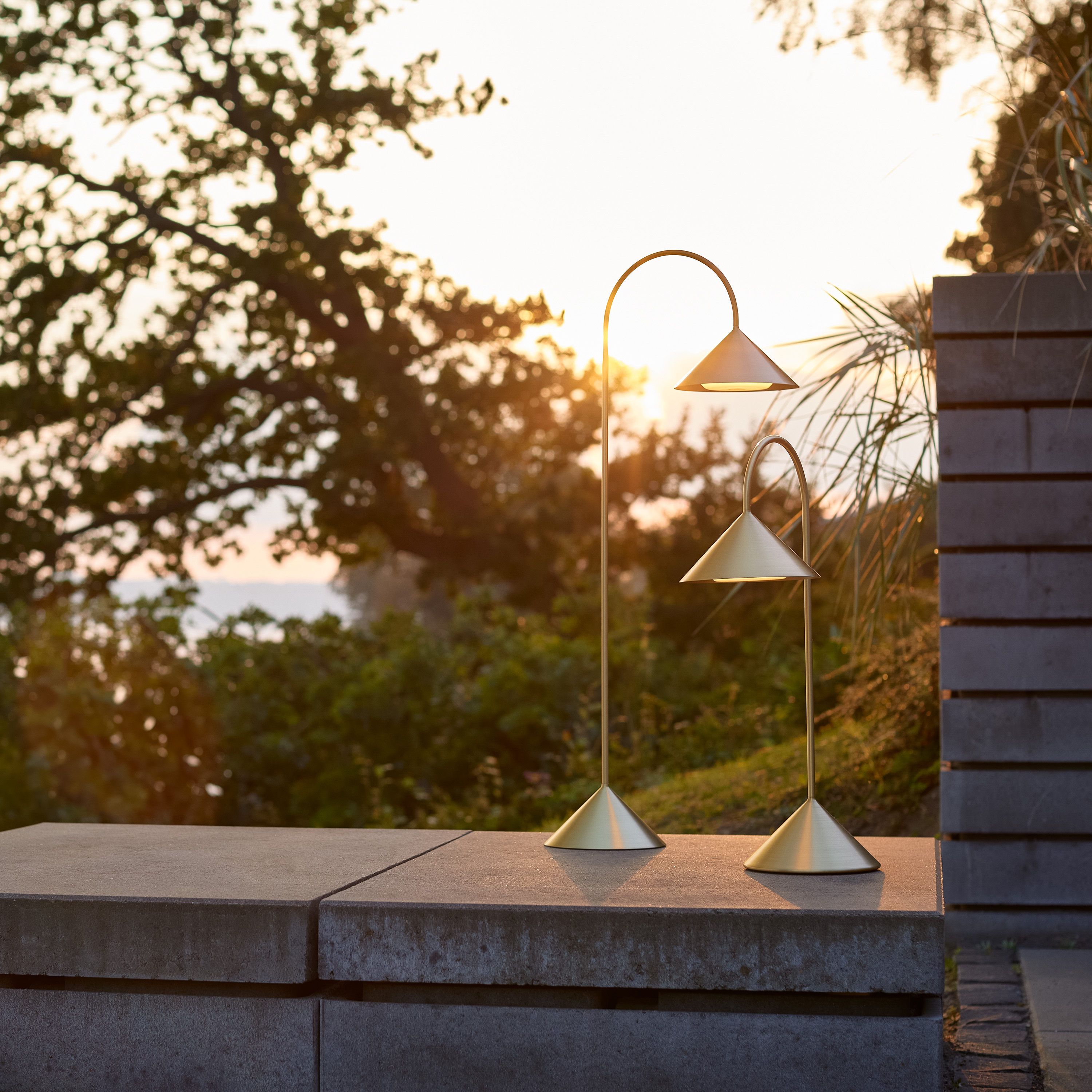 Frandsen Grasp Kannettava Pöytävalaisin Solid Brass 72cm