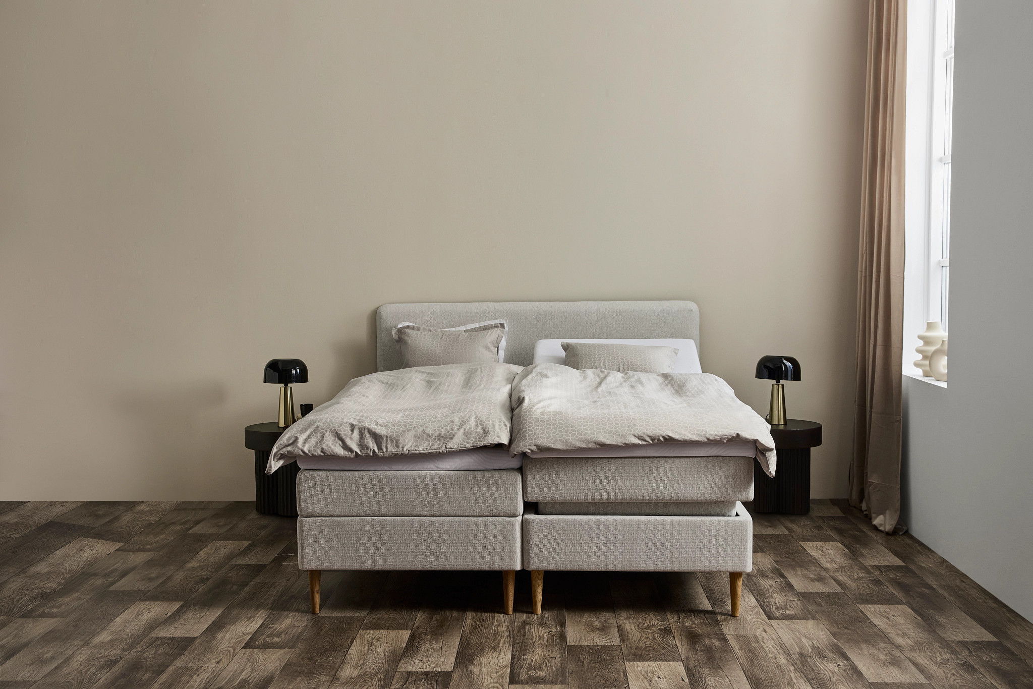 Tempur Promise Ställbar Säng Ivory 90x200 ProLuxe SmartCool 10cm Medium Rundat Ekben 19cm