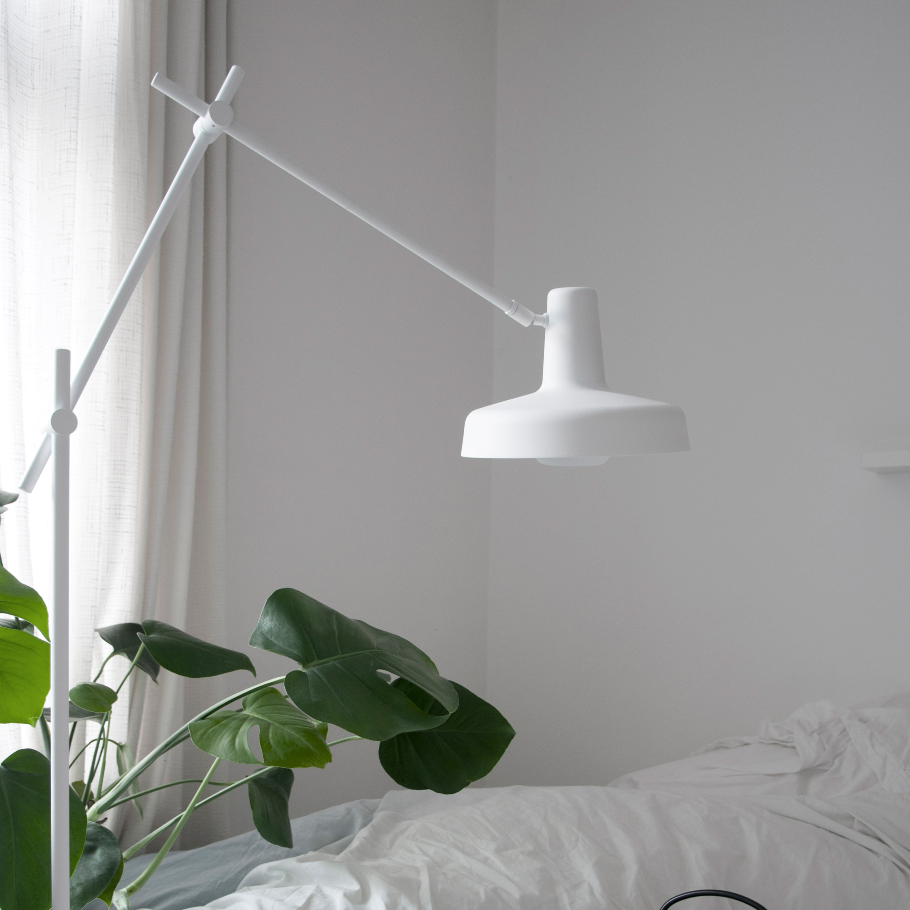 Grupa Arigato Gulvlampe White