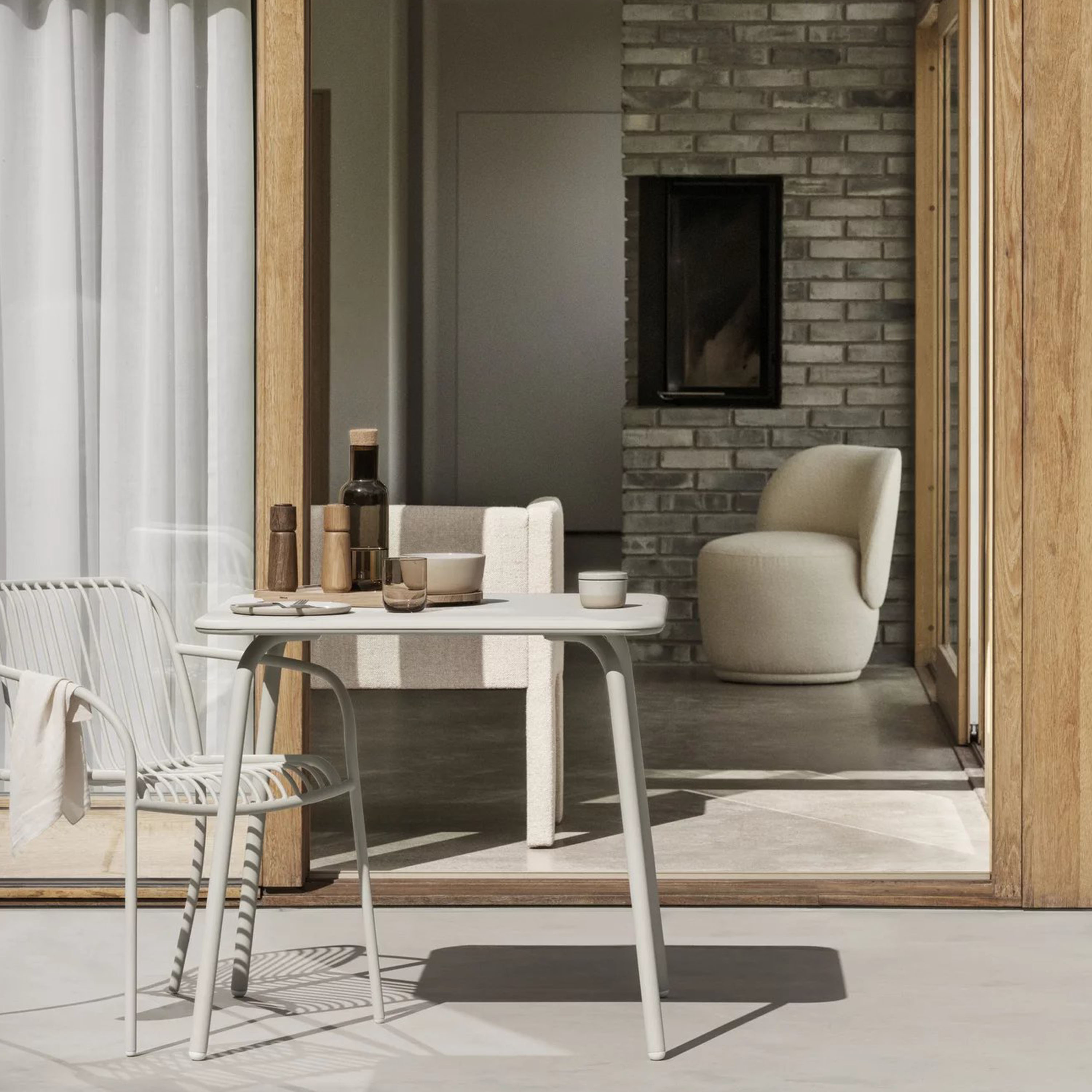 Blomus Yua Wire Ulkokäsinojatuoli Silk Gray