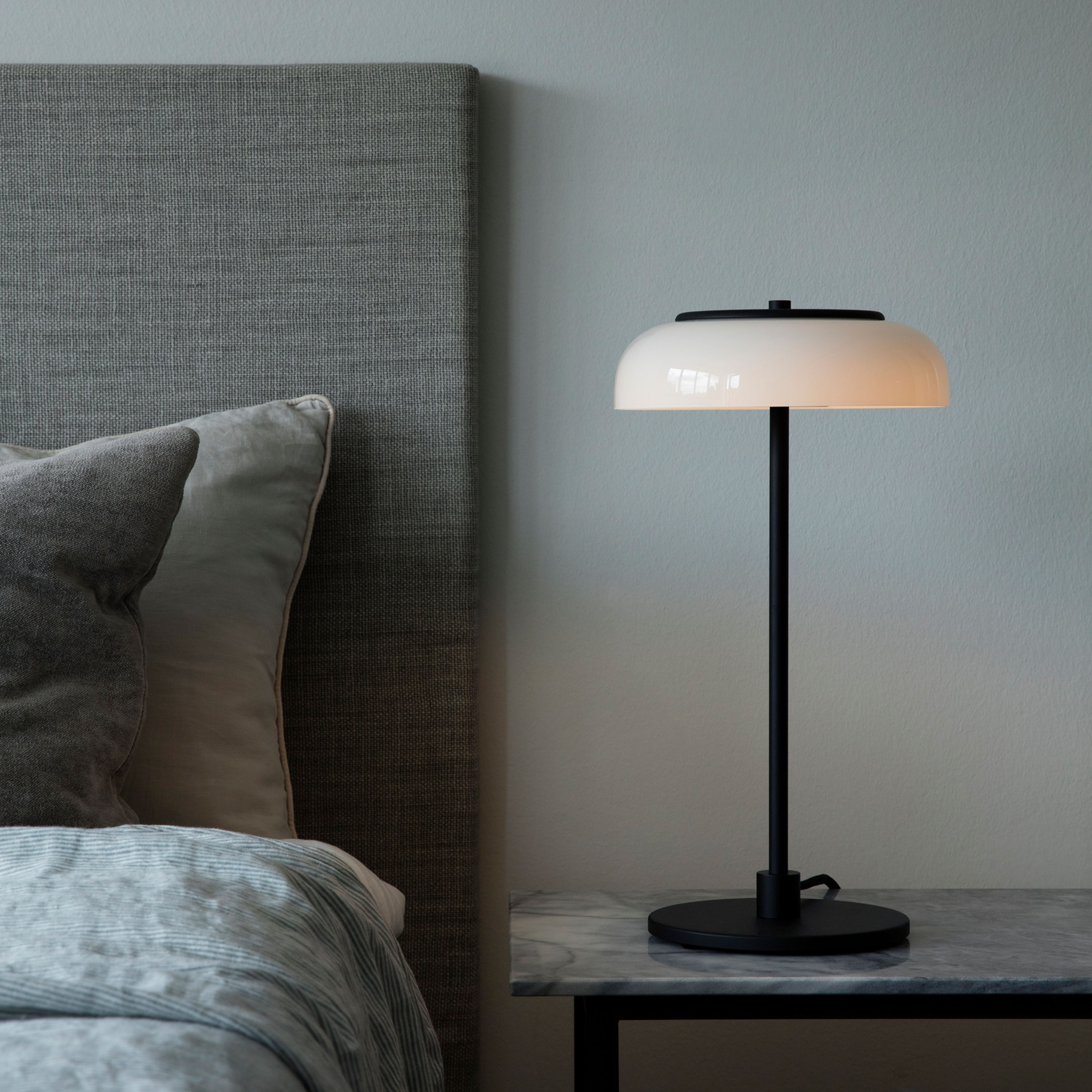 Nuura Blossi Bordslampa Black/Opal Ø23