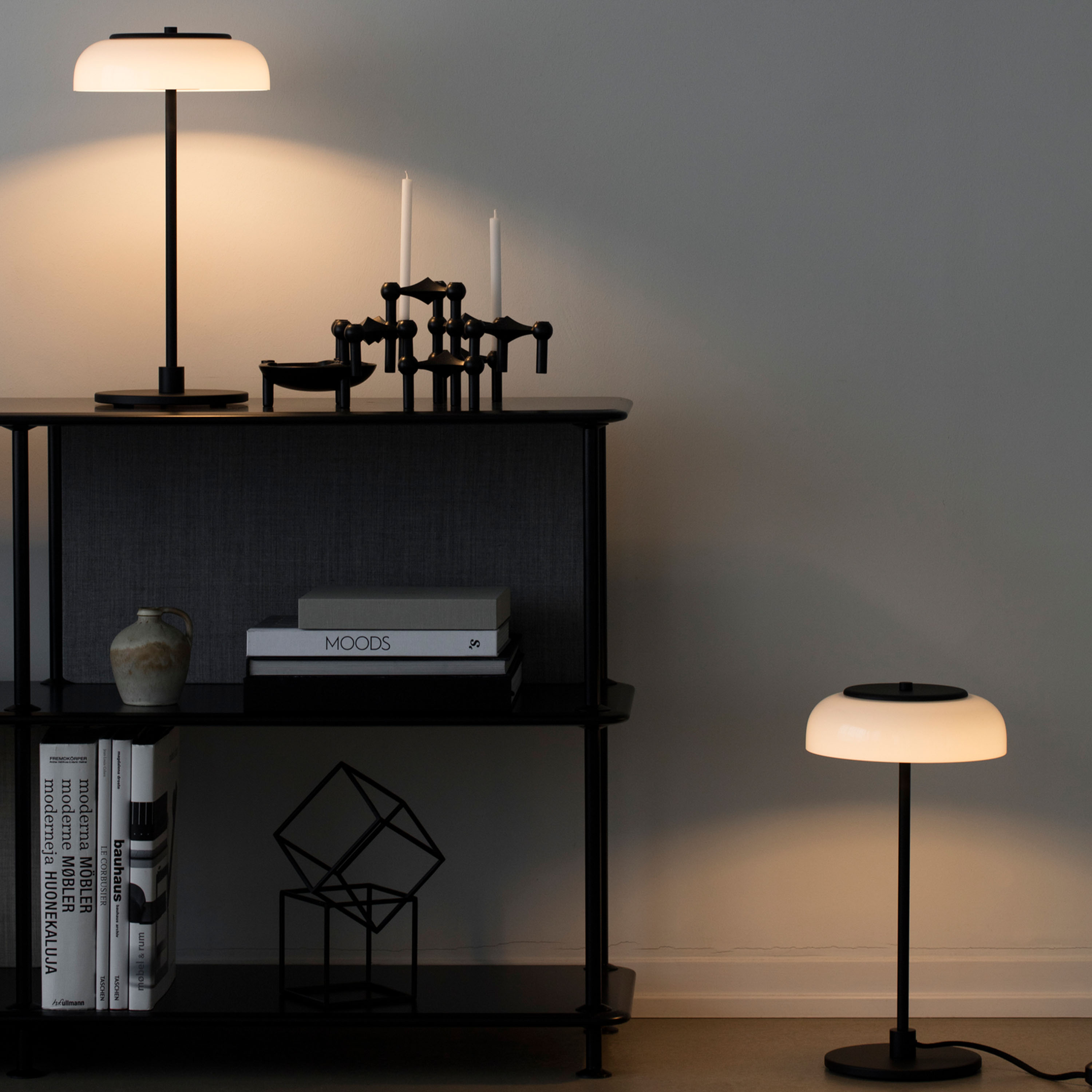 Nuura Blossi Bordslampa Black/Opal Ø23