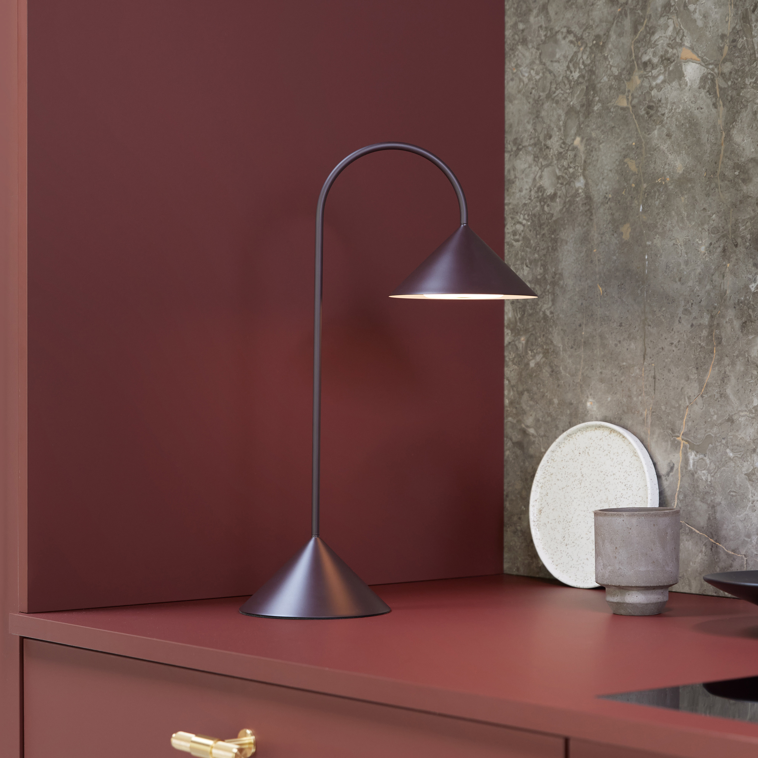 Frandsen Grasp Portabel Bordslampa Matt Beetroot 47cm