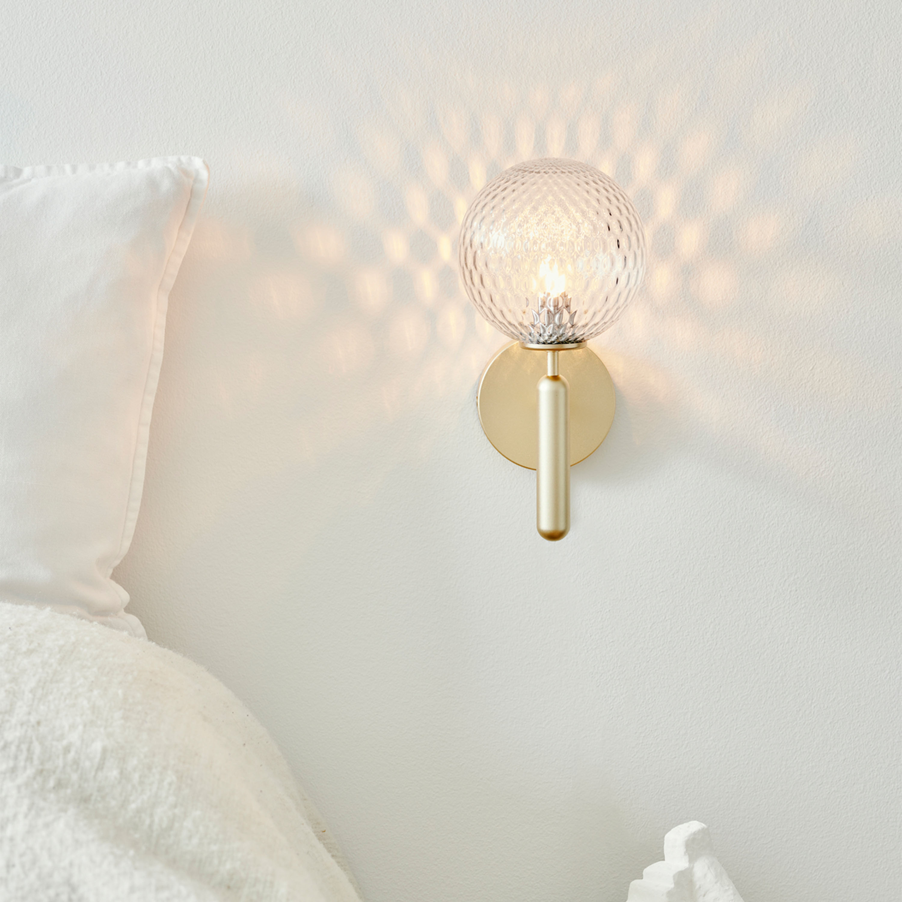 Nuura Miira Vägglampa Brass/Optic Clear