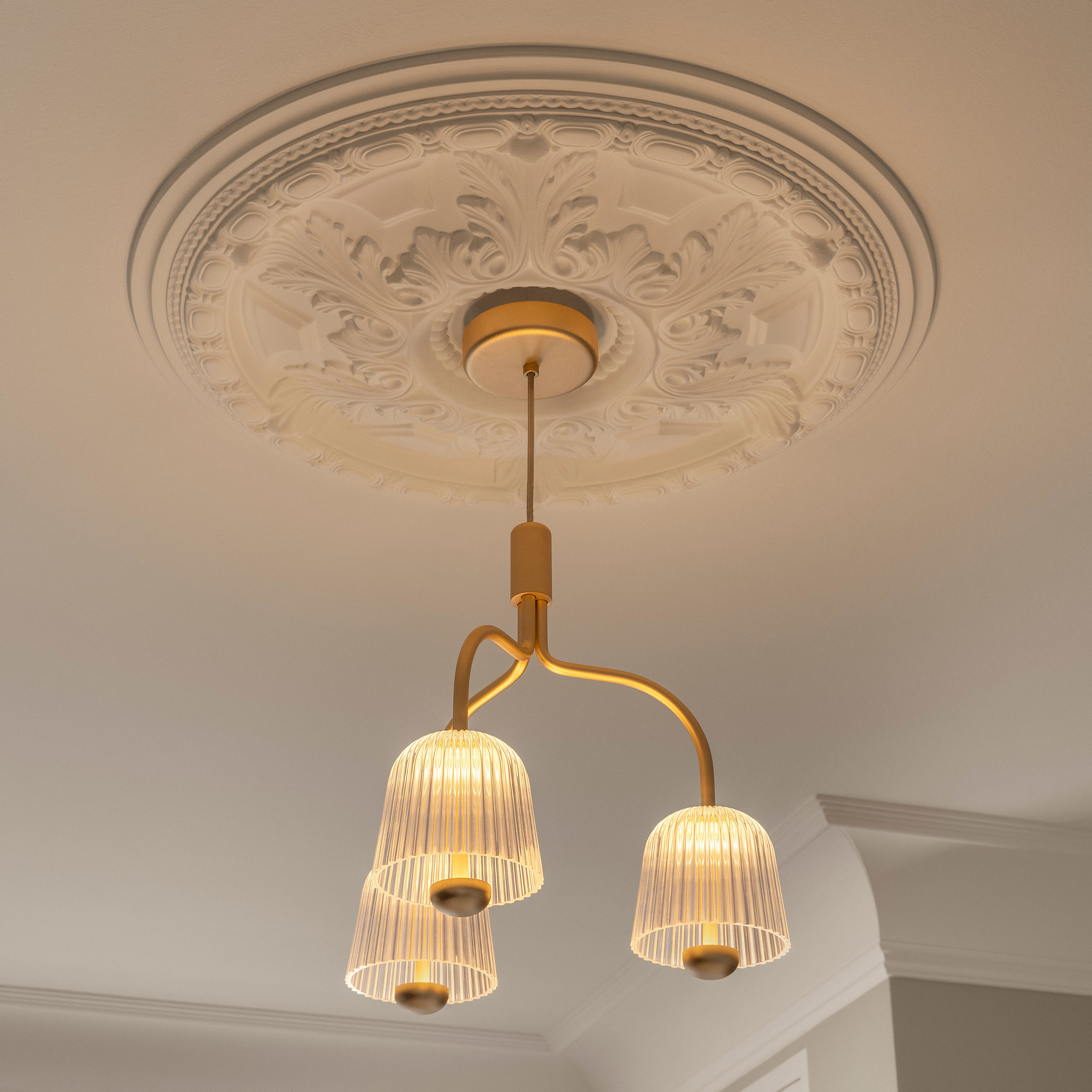 Nuura Asteea 3 Taklampa Satin Brass/Ripple Clear