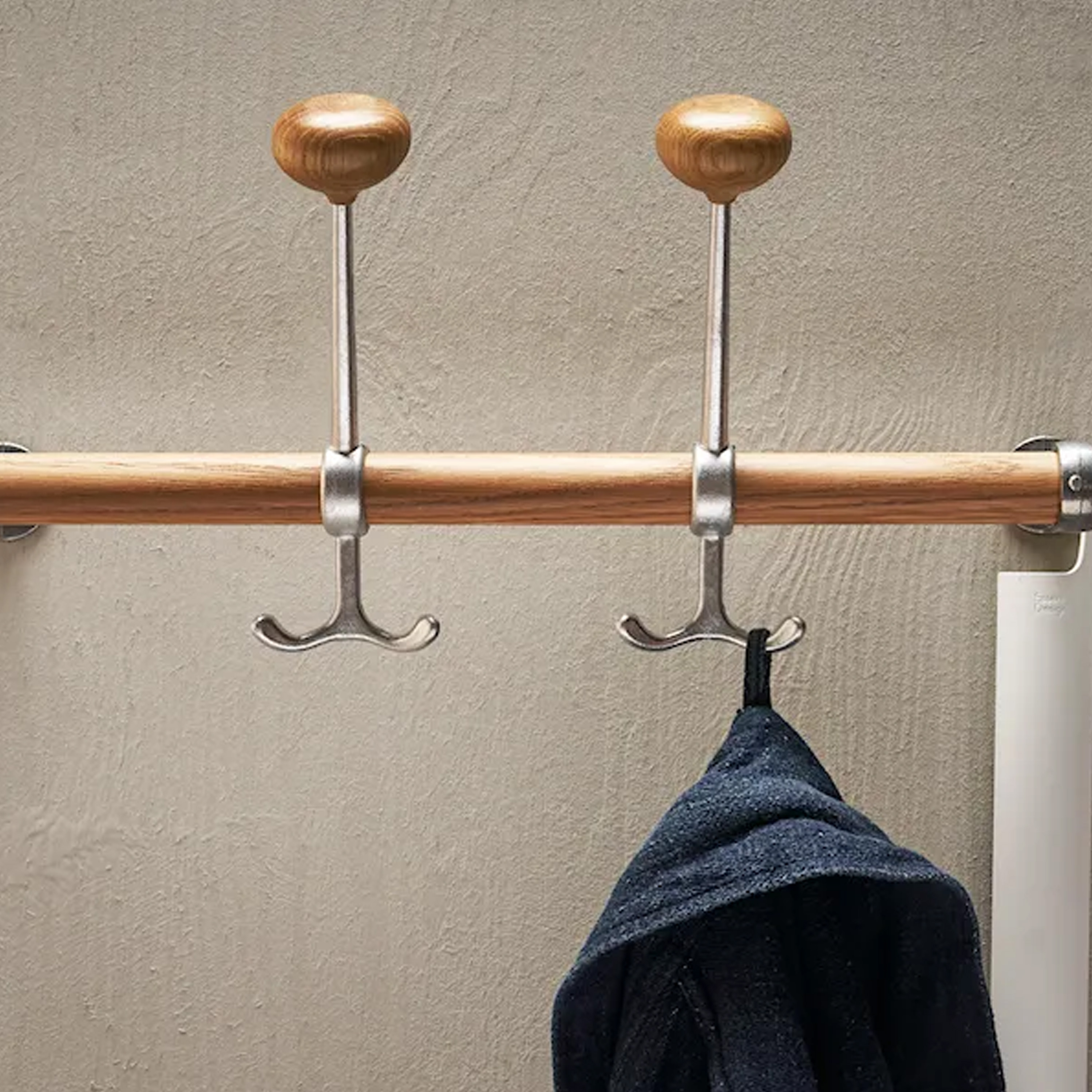 Essem Design Gustav Hattkroklist Eik/Aluminium 40 cm