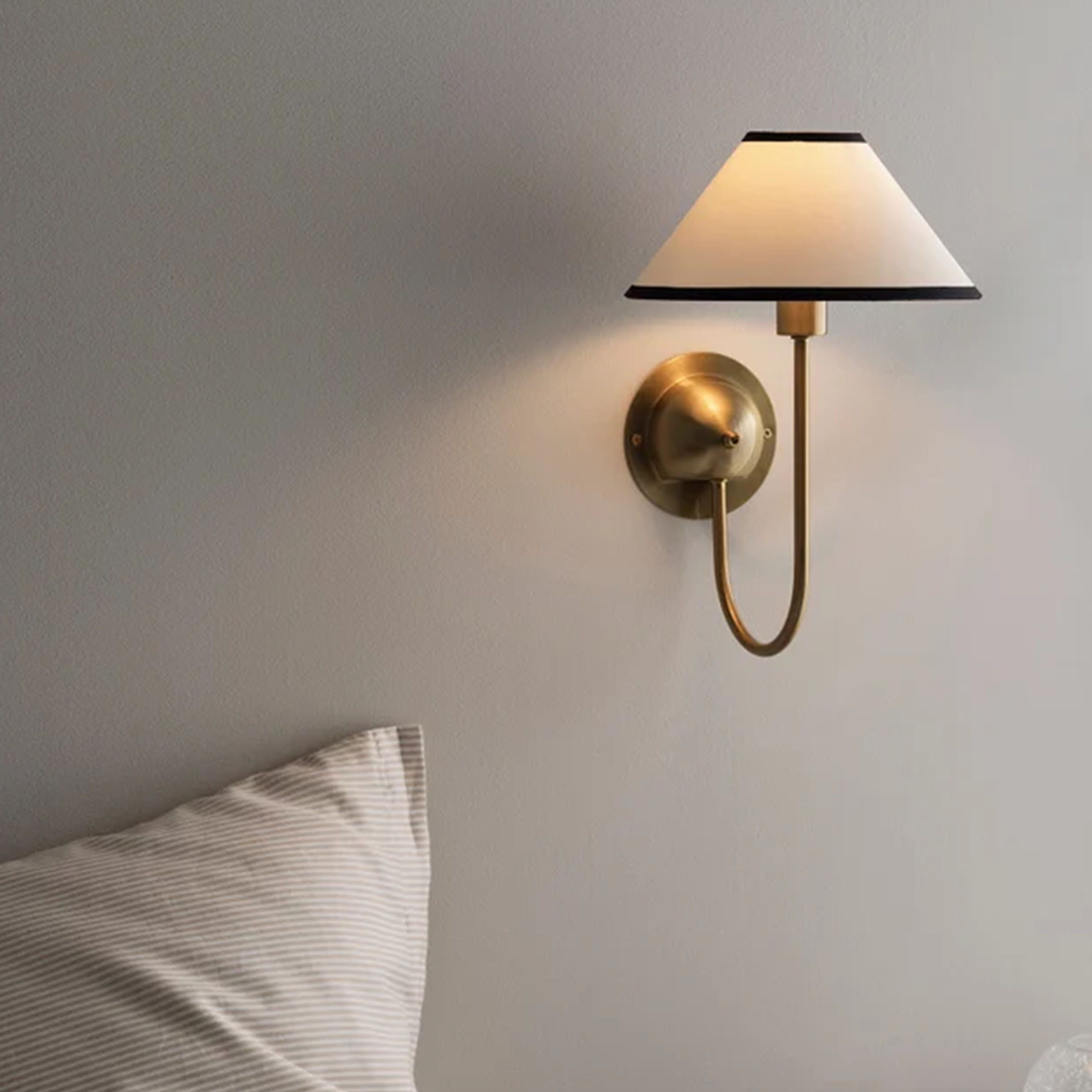 Globen Lighting Iris Vegglampe Creme/Noir