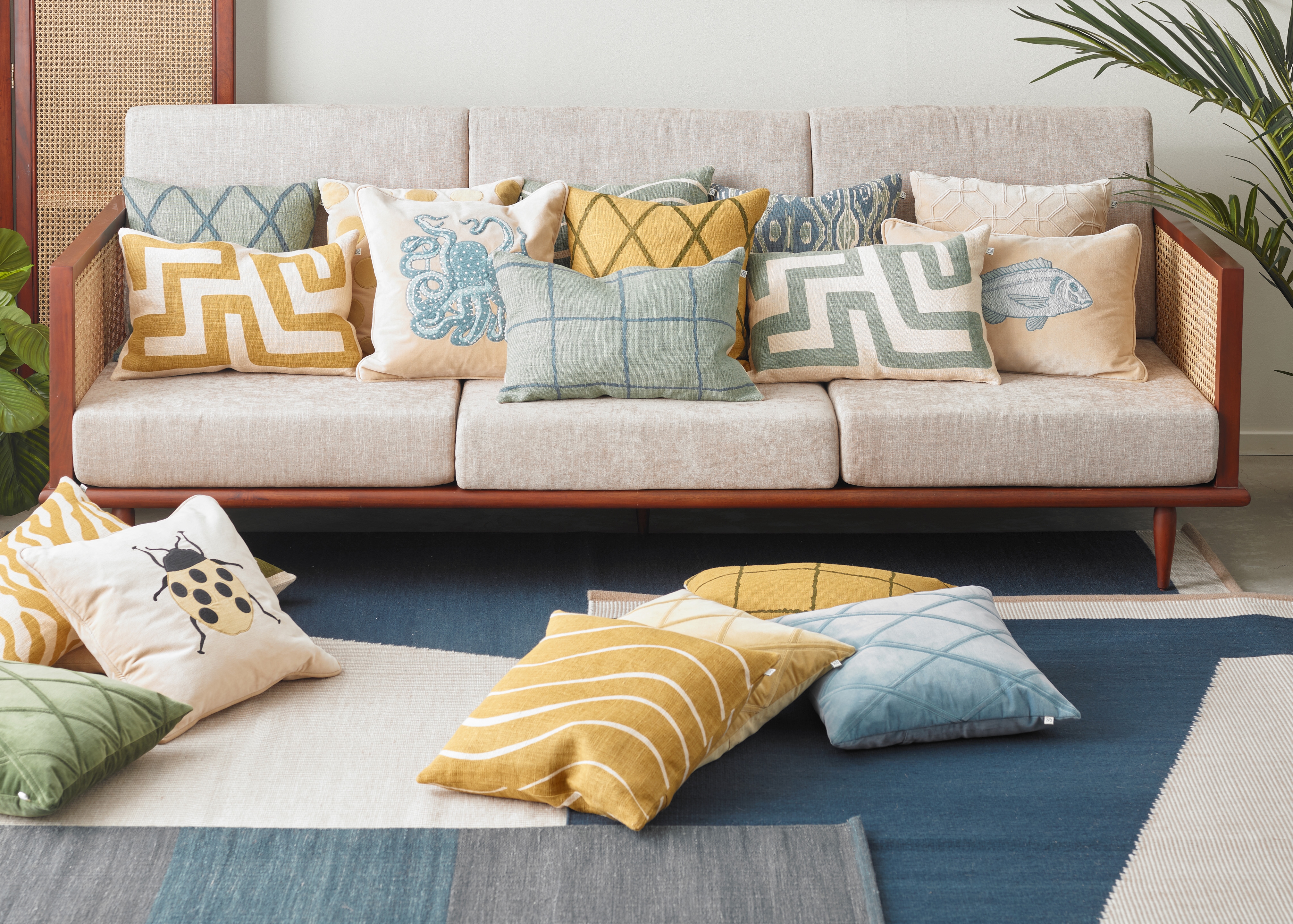 Chhatwal &amp; Jonsson Brodeerattu Octopus Tyynynpäällinen Sametti Beige/Aqua 50x50