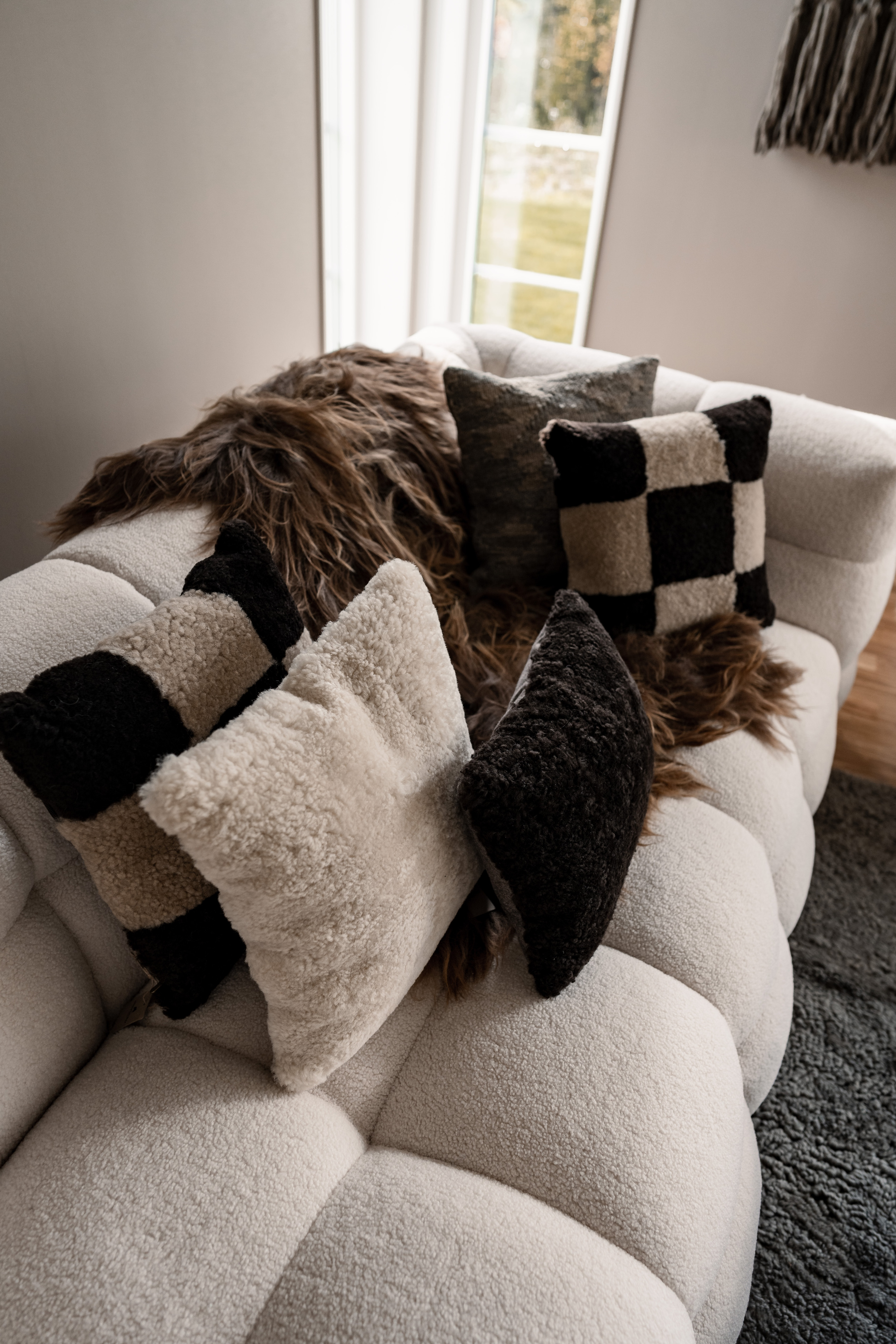 Shepherd Ruth Prydnadskudde Fårskinn Creme/Svart 40x40