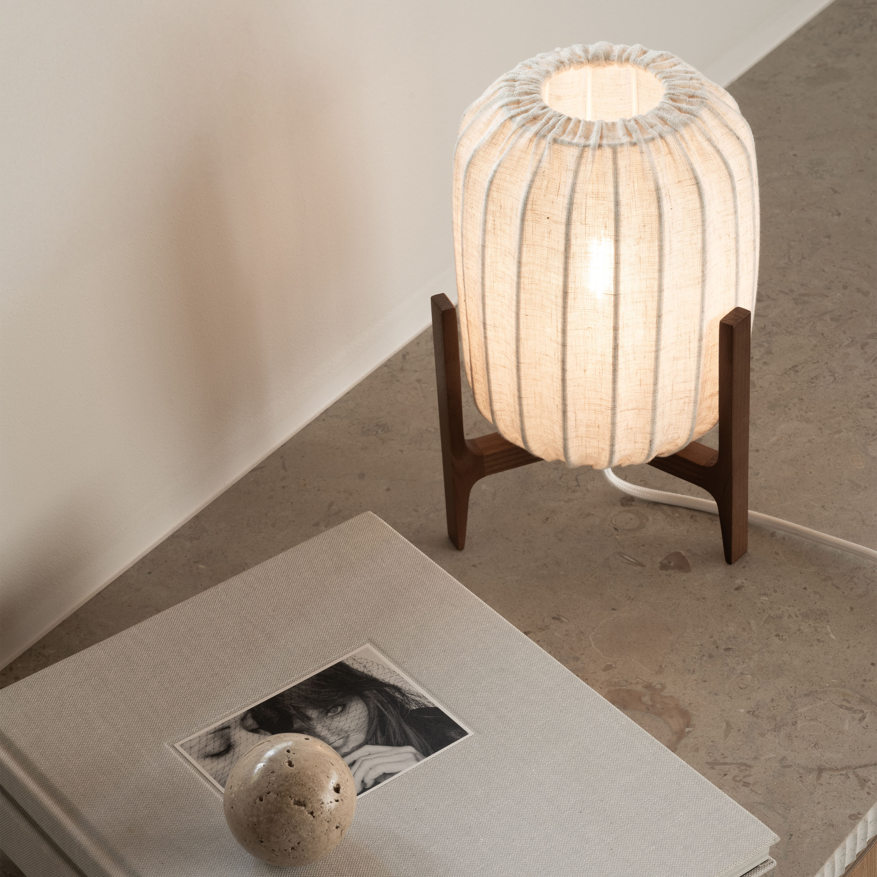 Watt &amp; Veke Prisma Tischleuchte Dark Ash/Natural 24cm