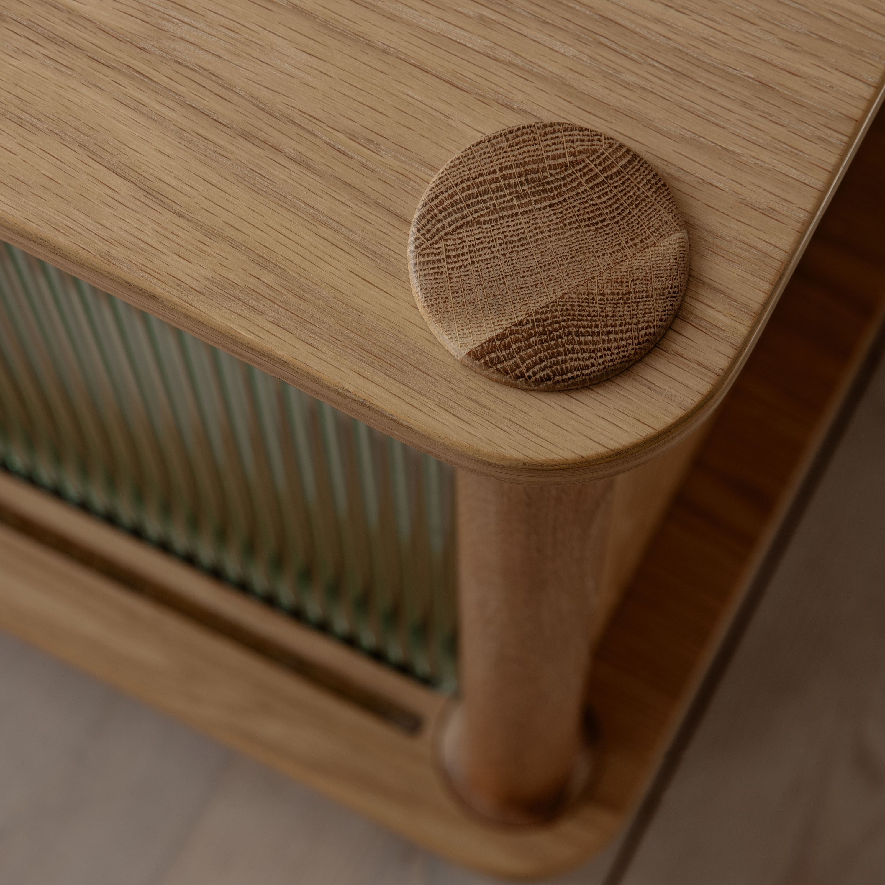 Umage Italic Sidobord 2 Glasdörrar Oak 135cm