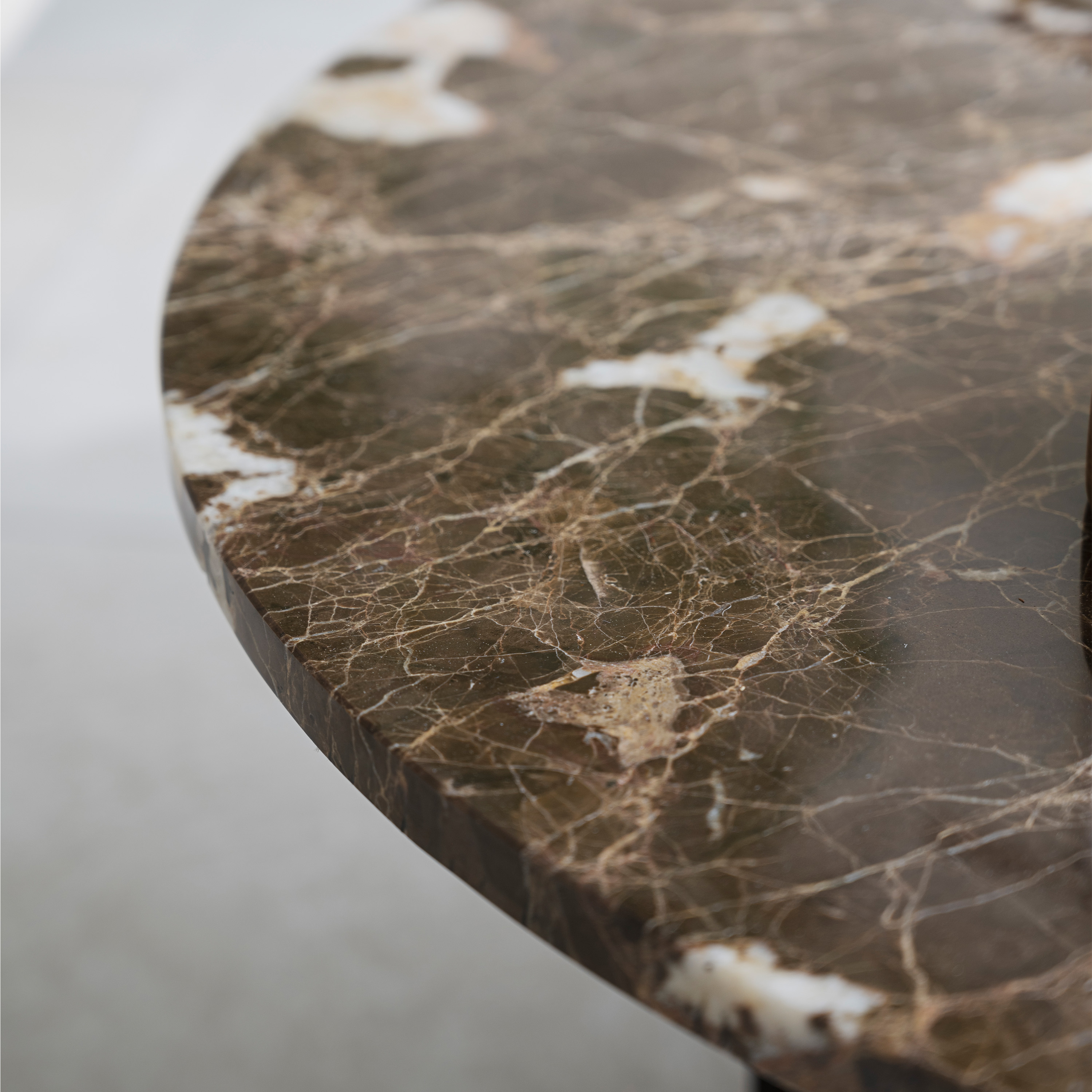 Rowico Home Brooksville Couchtisch Braun Marmor/Eiche Ø90