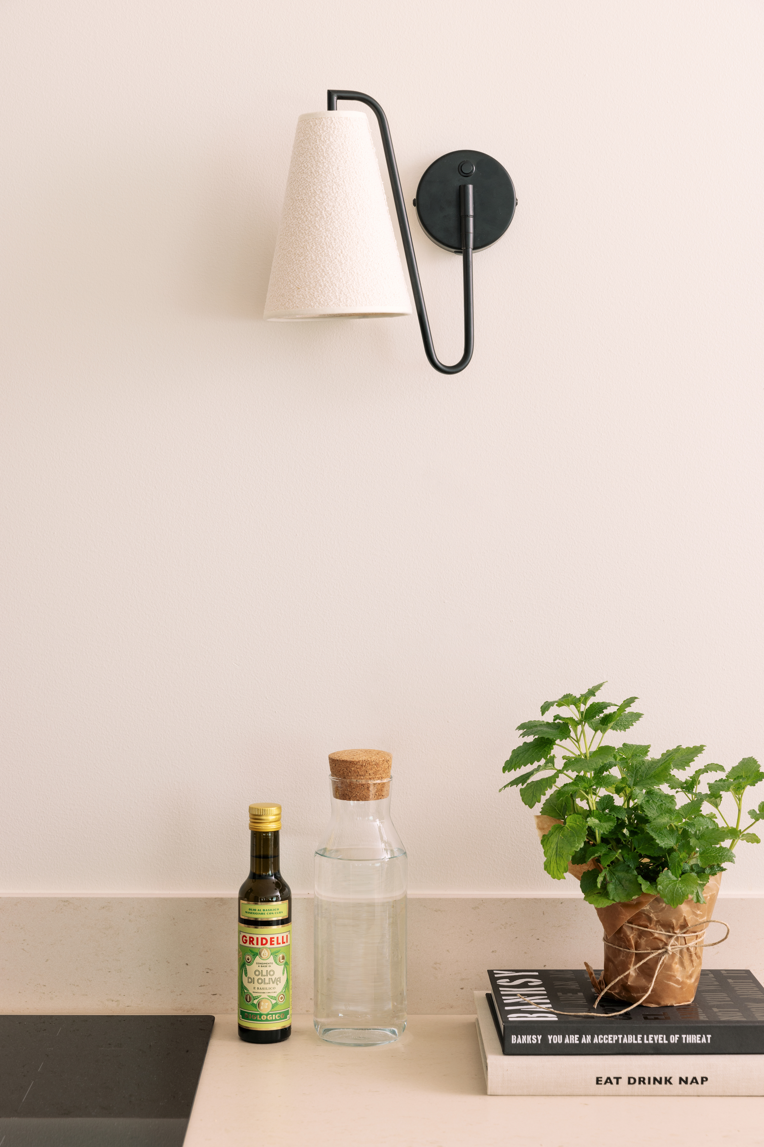 Globen Lighting Lou Vegglampe Bouclé Hvit/Svart