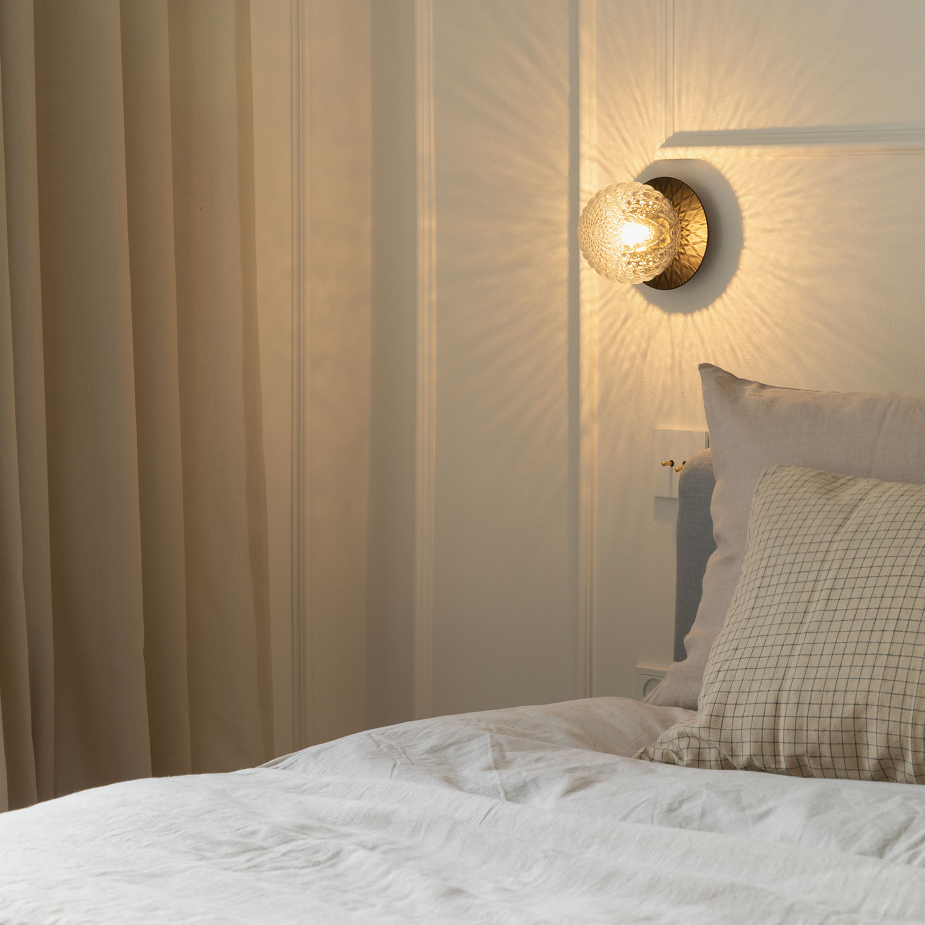 Nuura Liila 1 Vägg-/taklampa Black/Optic Clear Small