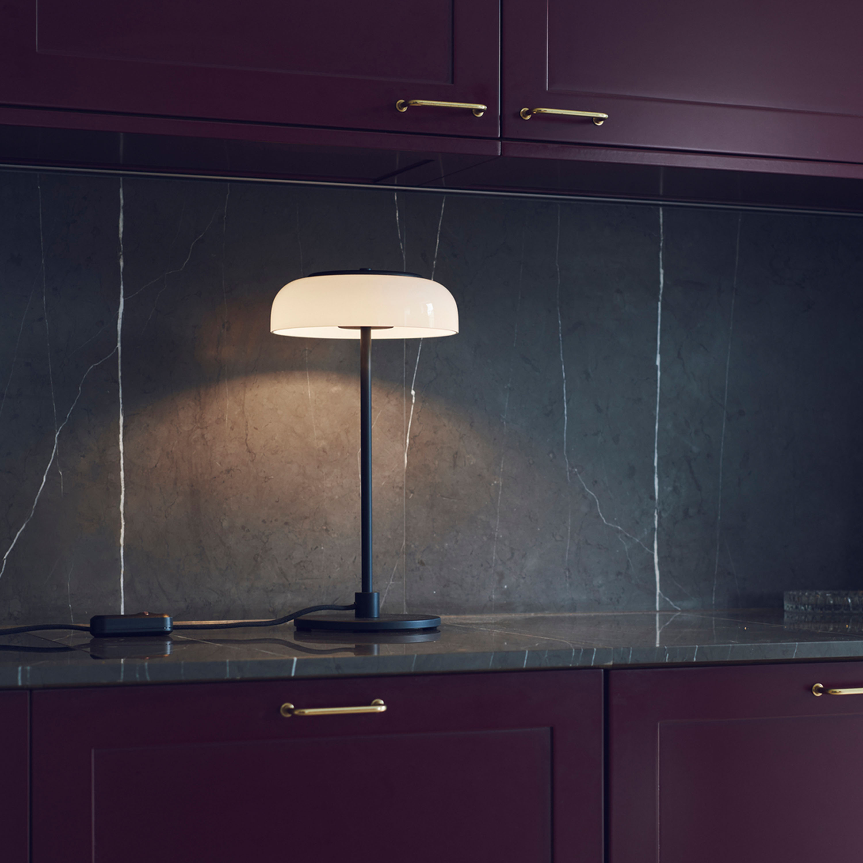 Nuura Blossi Bordslampa Black/Opal Ø23