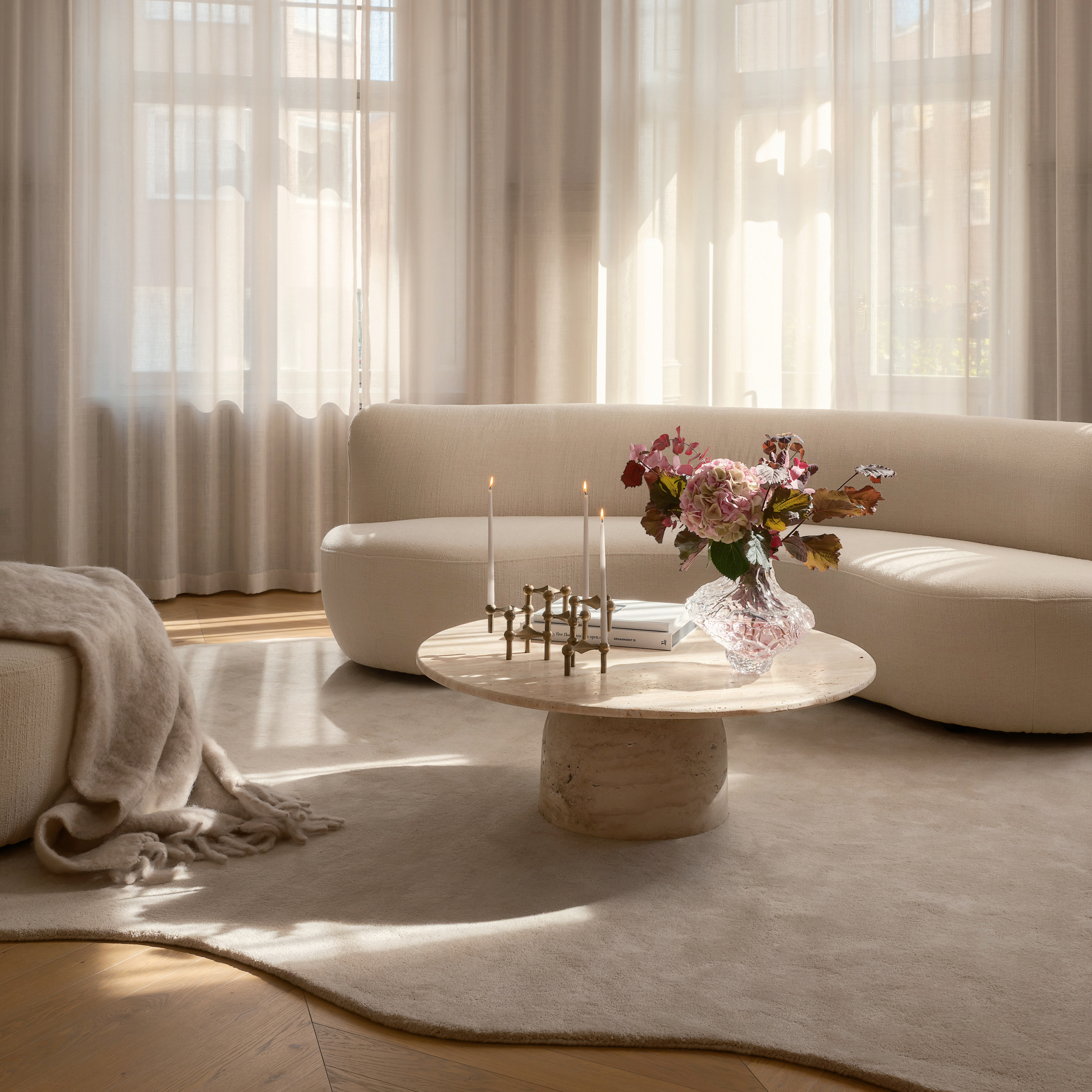 Sleepo Collection Nicola Soffbord Travertin Ø95