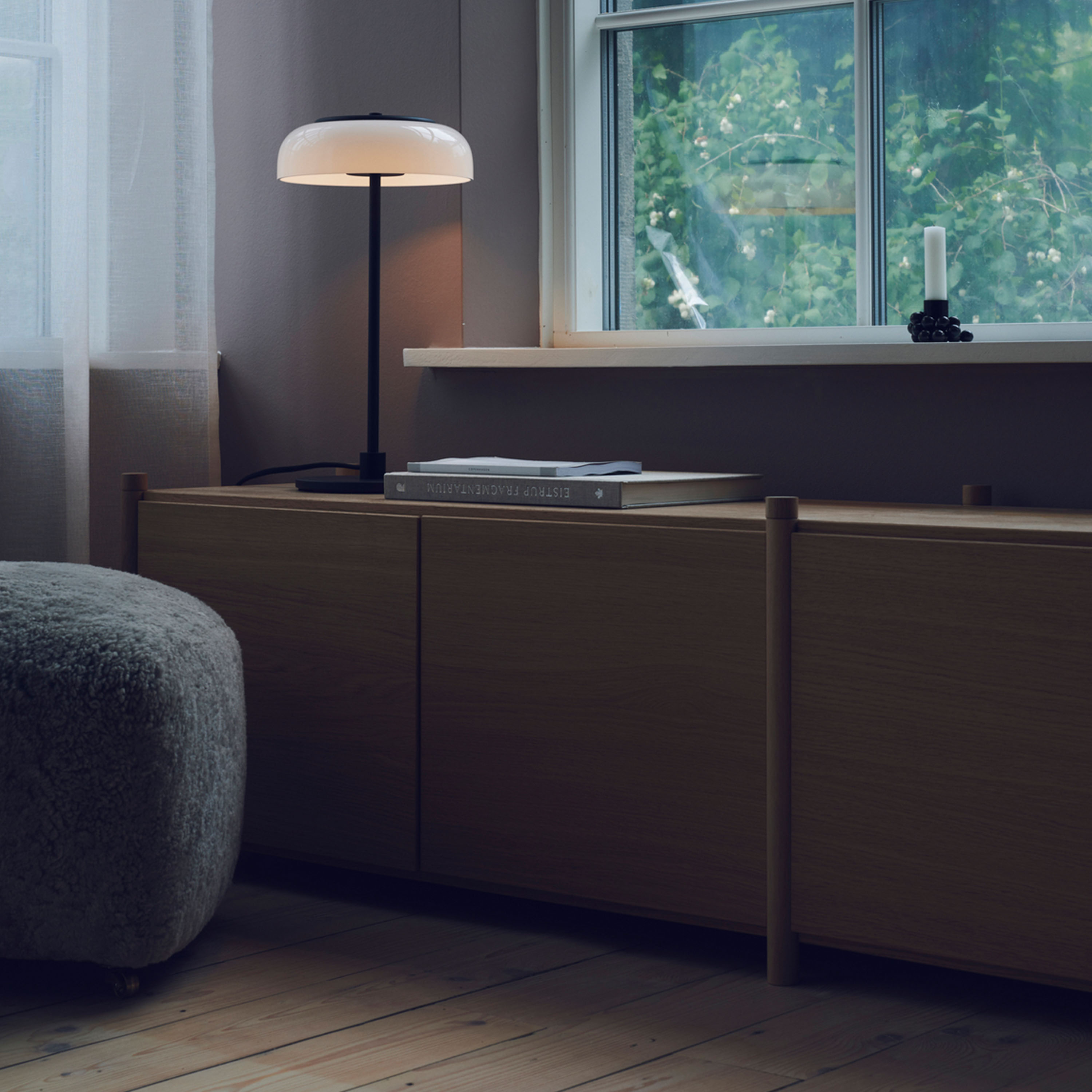 Nuura Blossi Bordslampa Black/Opal Ø23
