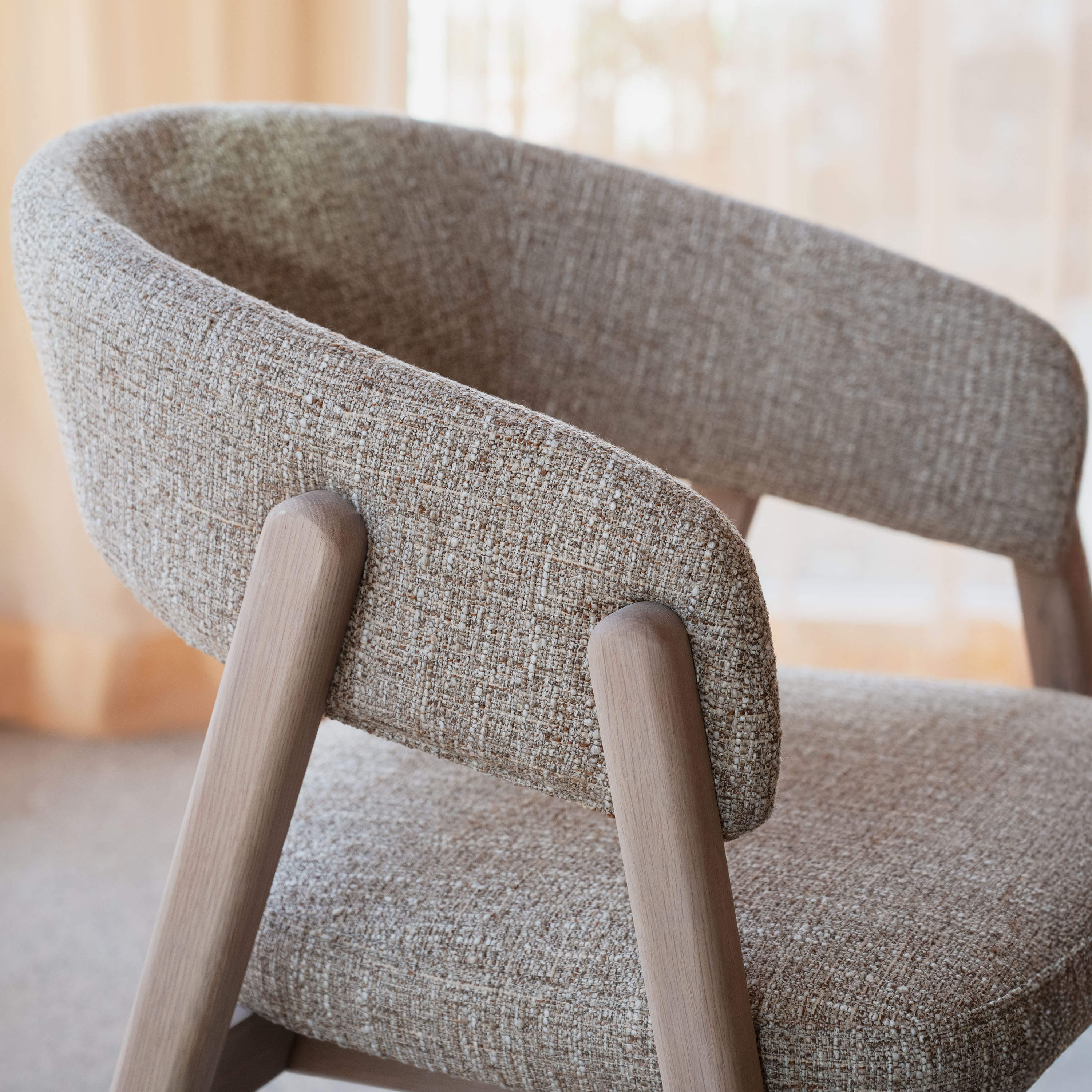 Rowico Home Barnaby Armlehnstuhl Dunkelbeige/Weißpigmentiert