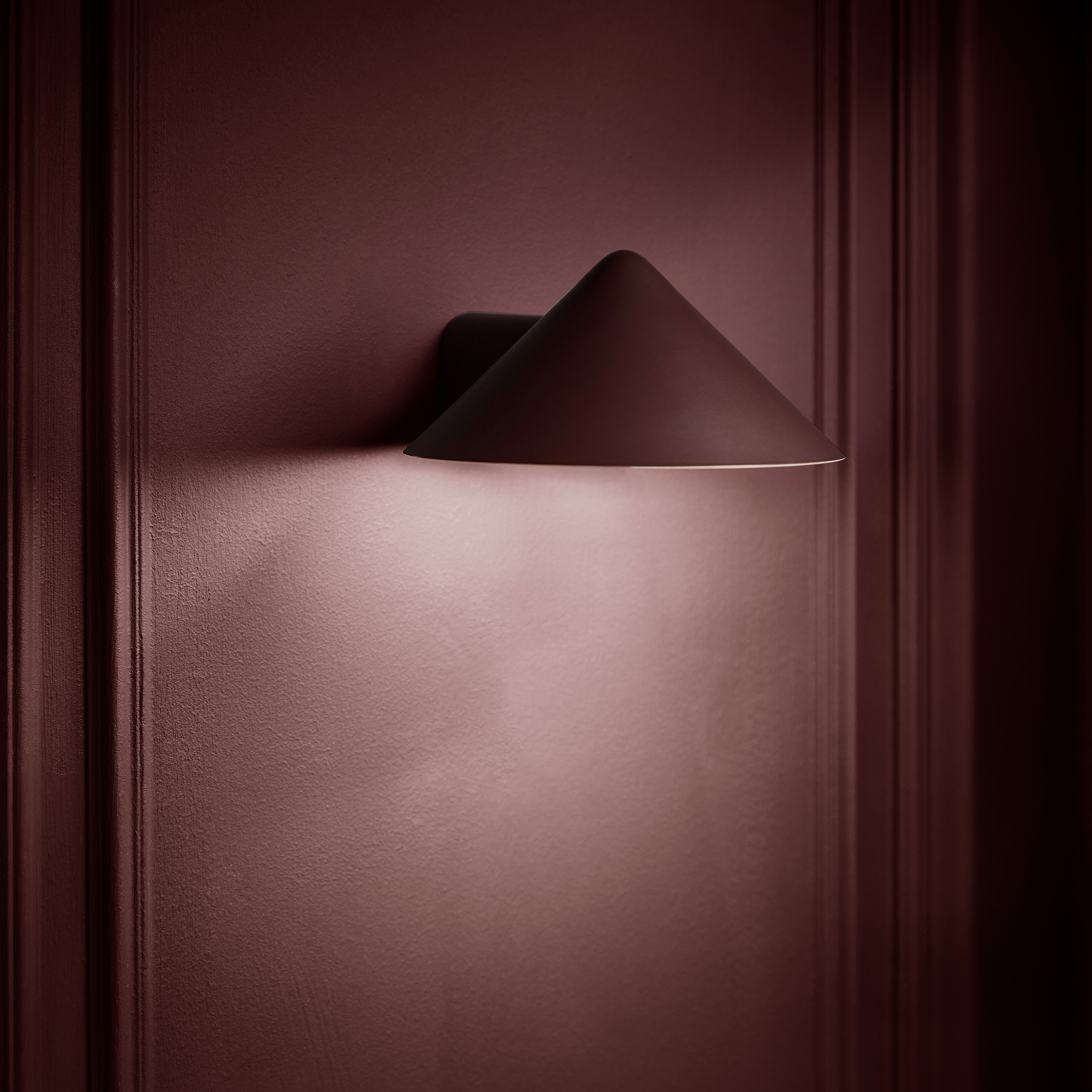 Frandsen Grasp Vegglampe Matt Beetroot