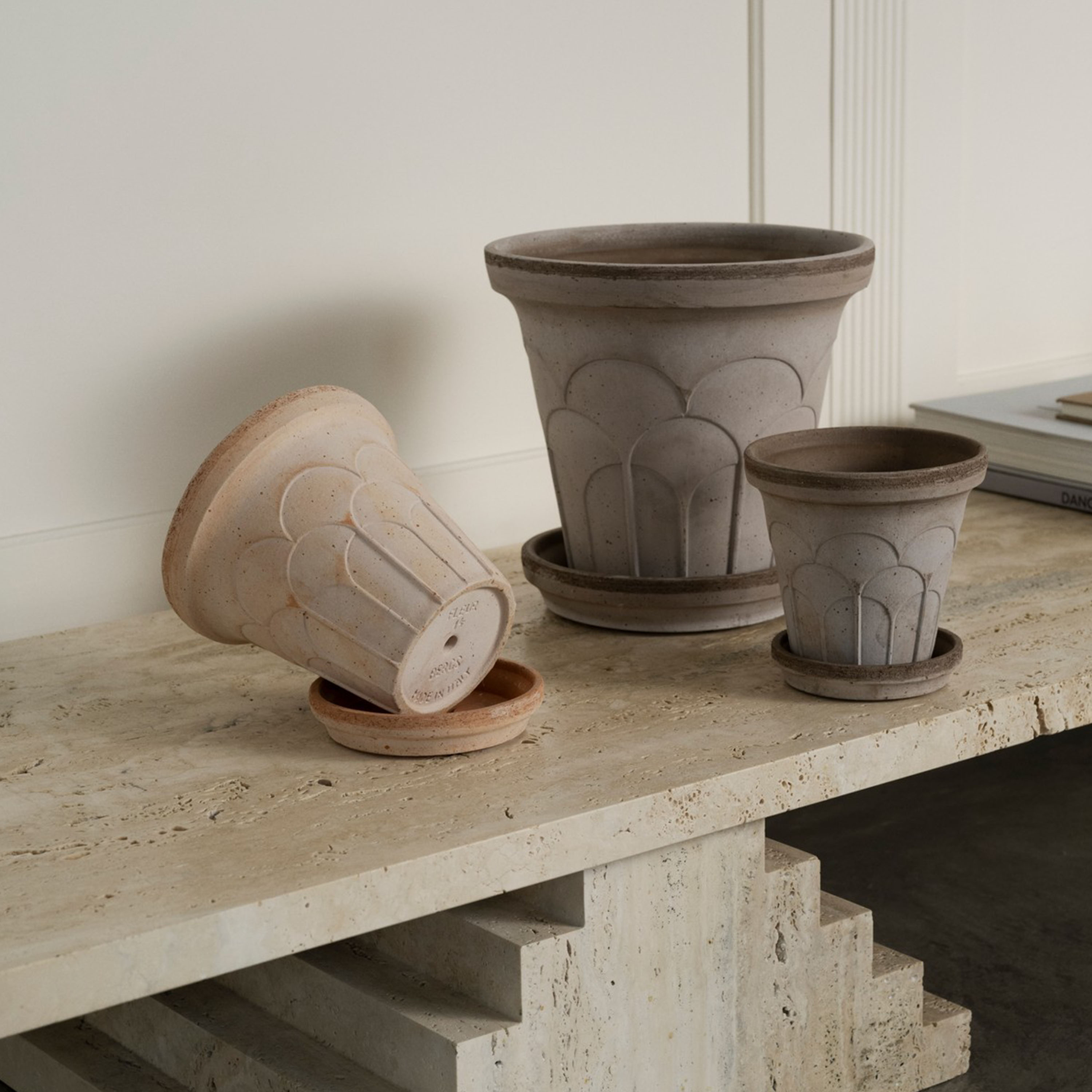 Bergs Potter Fleur Ruukku aluslautasella Raw Grey Ø24