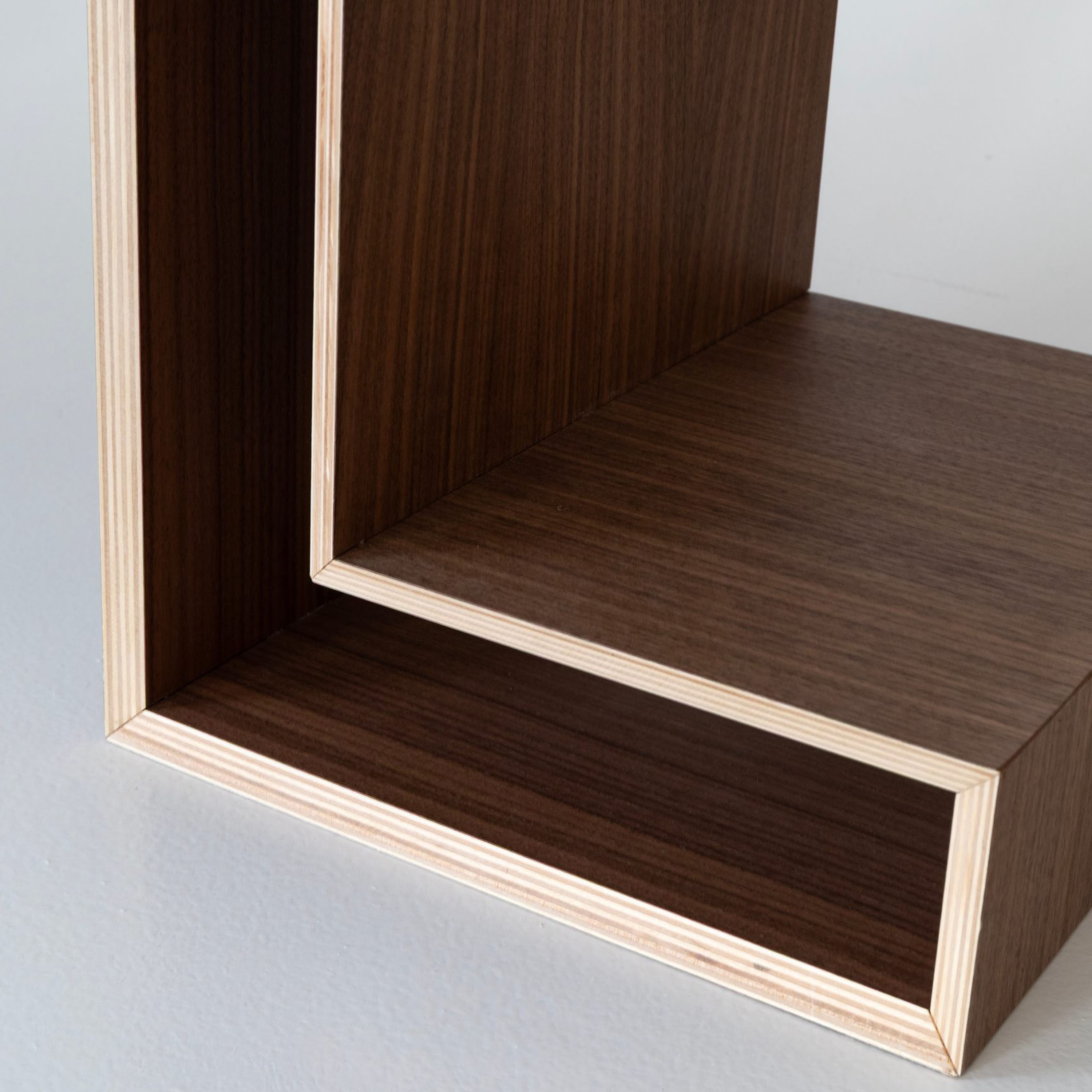 Maze L-Shelf Yöpöytä Pähkinä