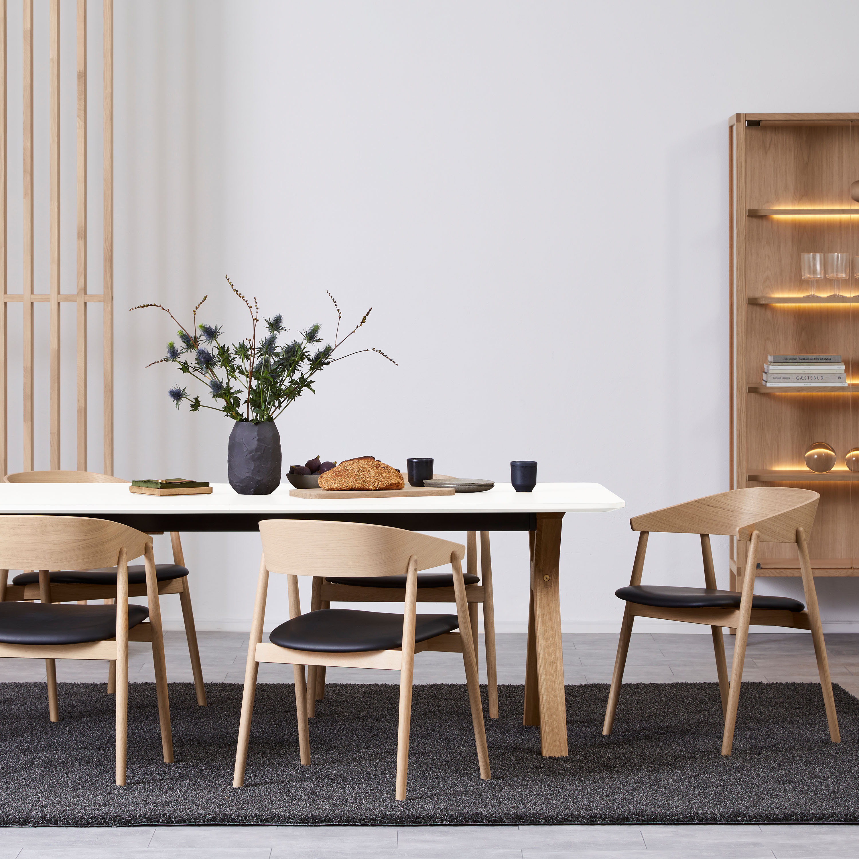 Andersen Furniture AC2 Armstol Hvitpigmentert Eik/Svart Lær