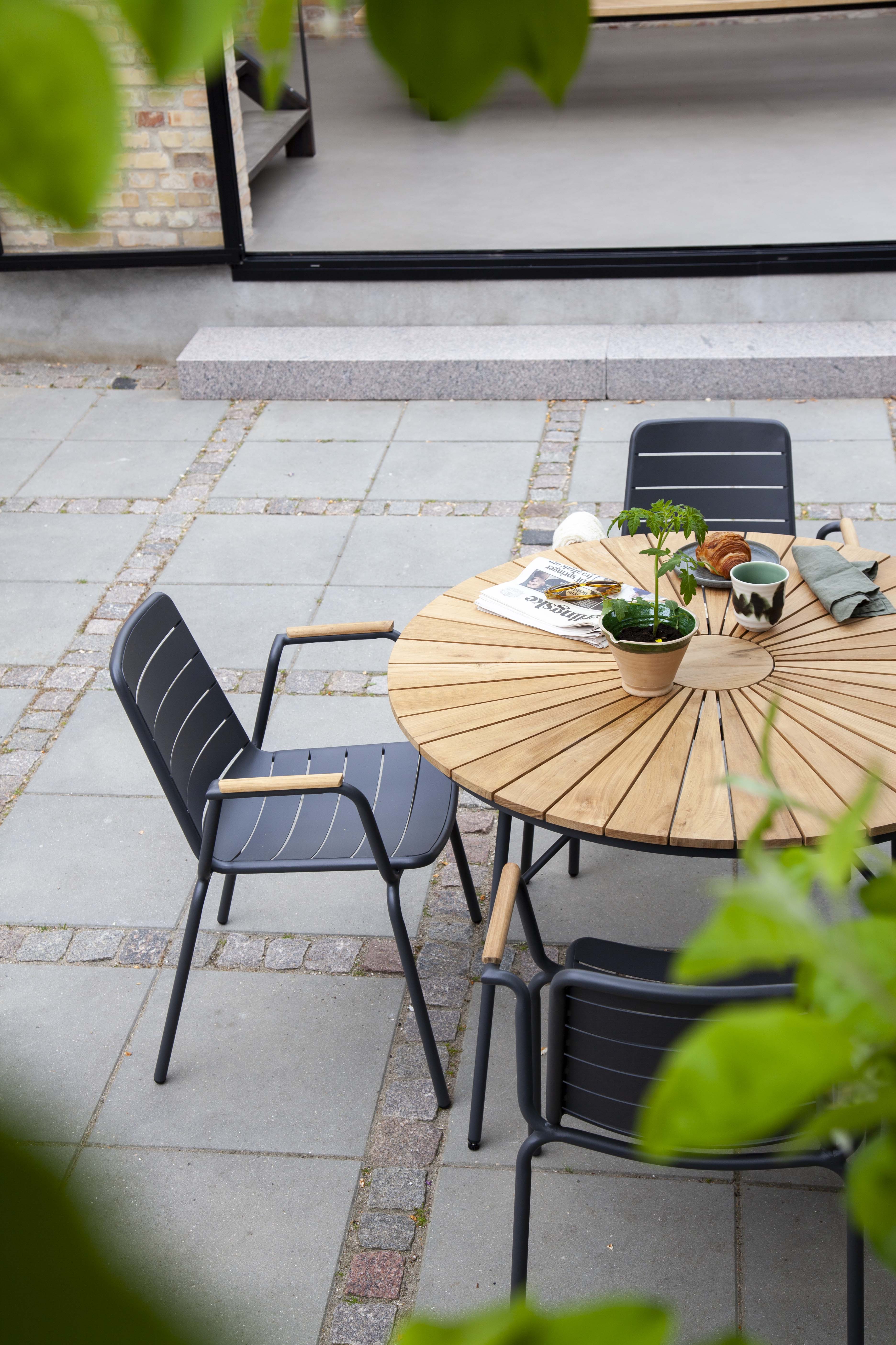 Cinas Parc Armlehnstuhl Teak/Anthrazit