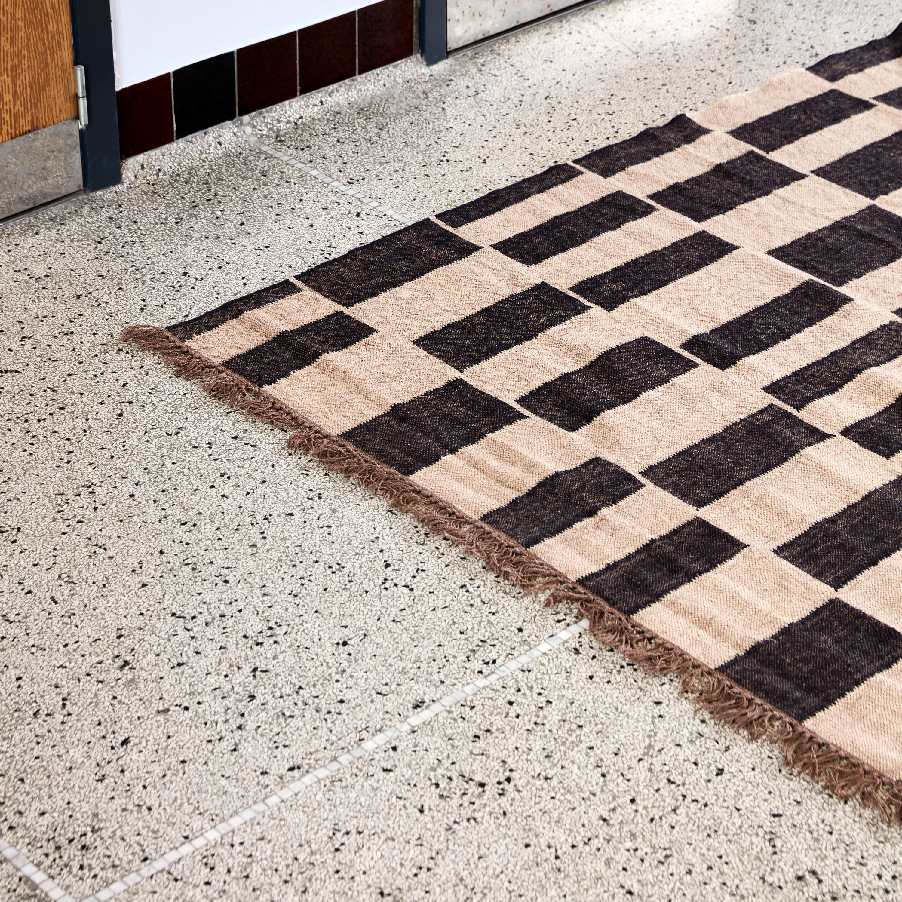 House Doctor Graph Jutematta Black/Natural 180x180