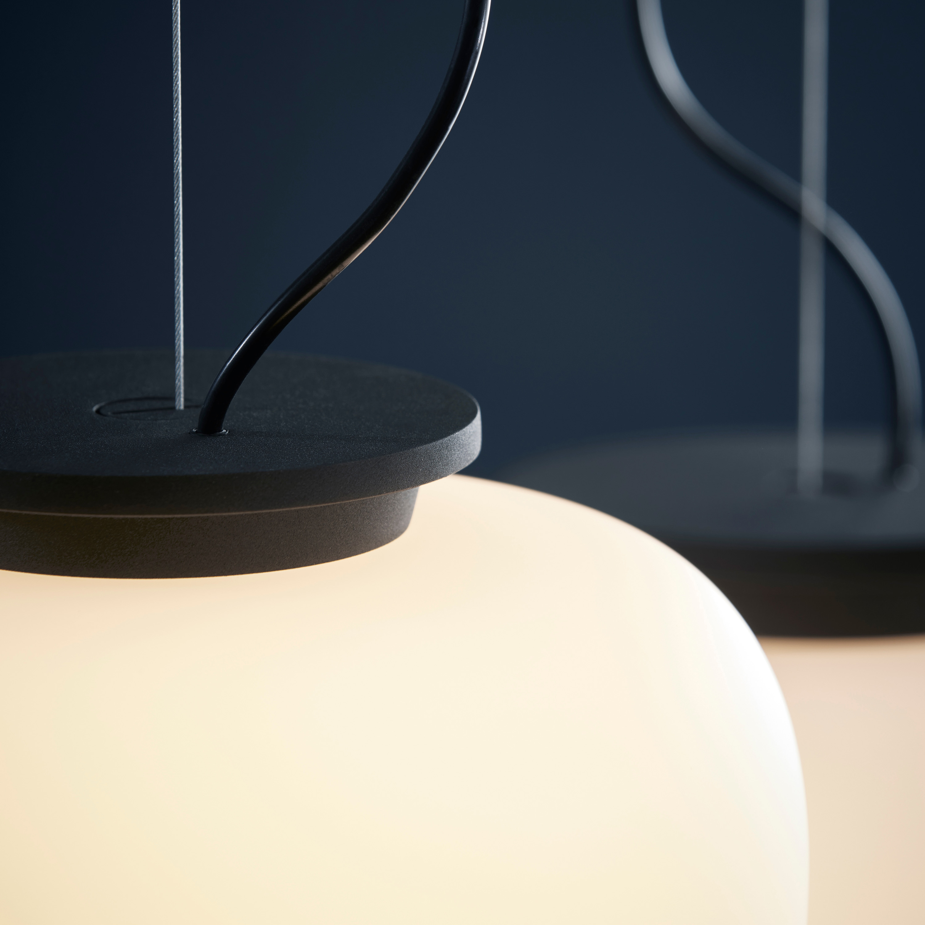 Frandsen Supernate Pendellampe Opal White/Black Ø28