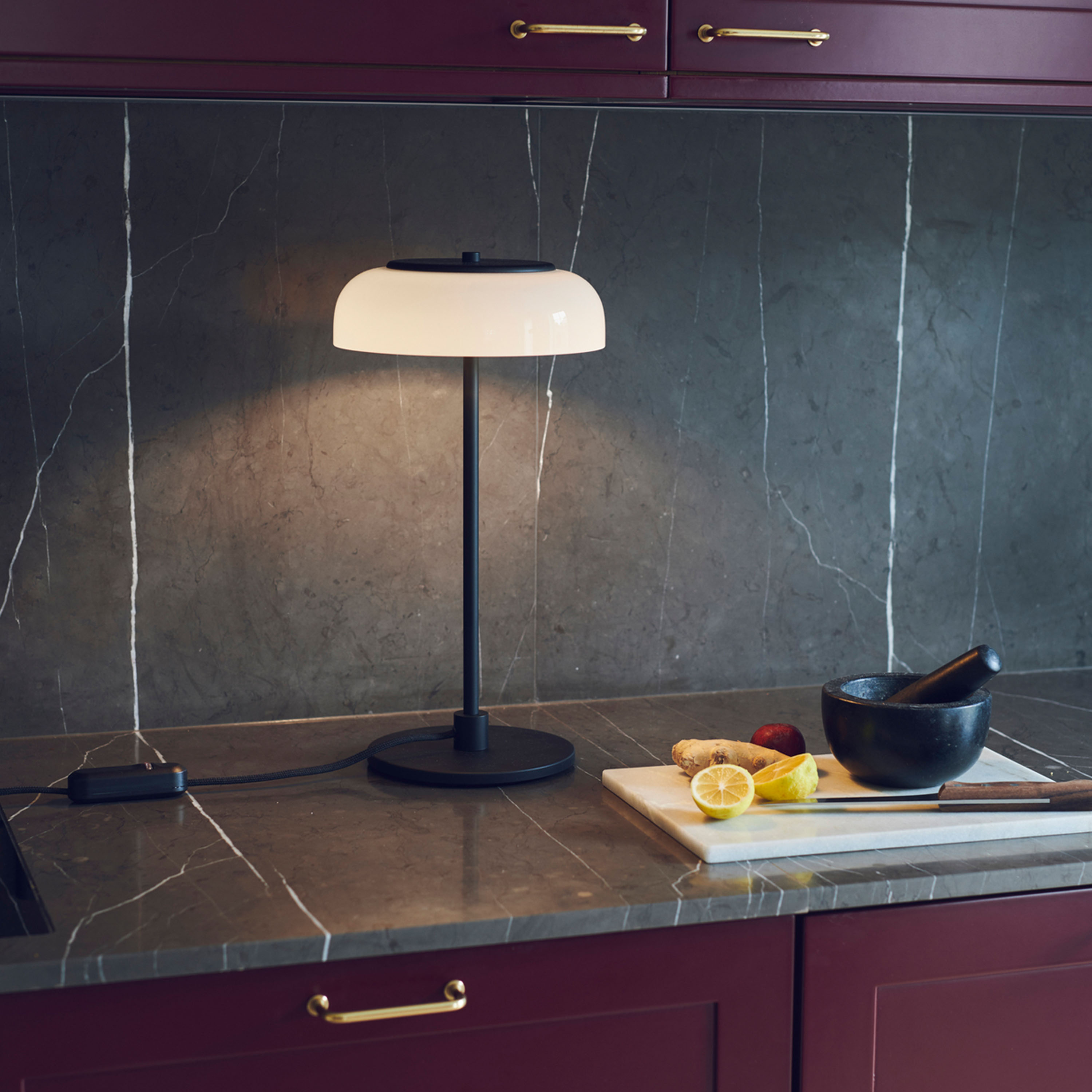 Nuura Blossi Bordslampa Black/Opal Ø23