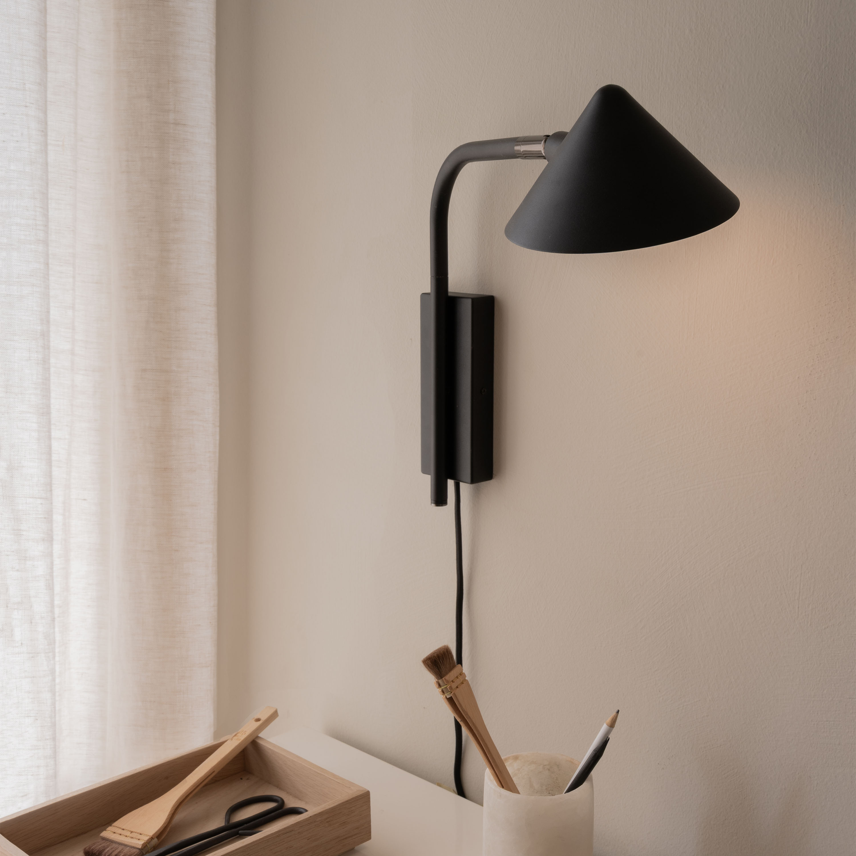 Watt &amp; Veke Kuro Vägglampa Black 32cm